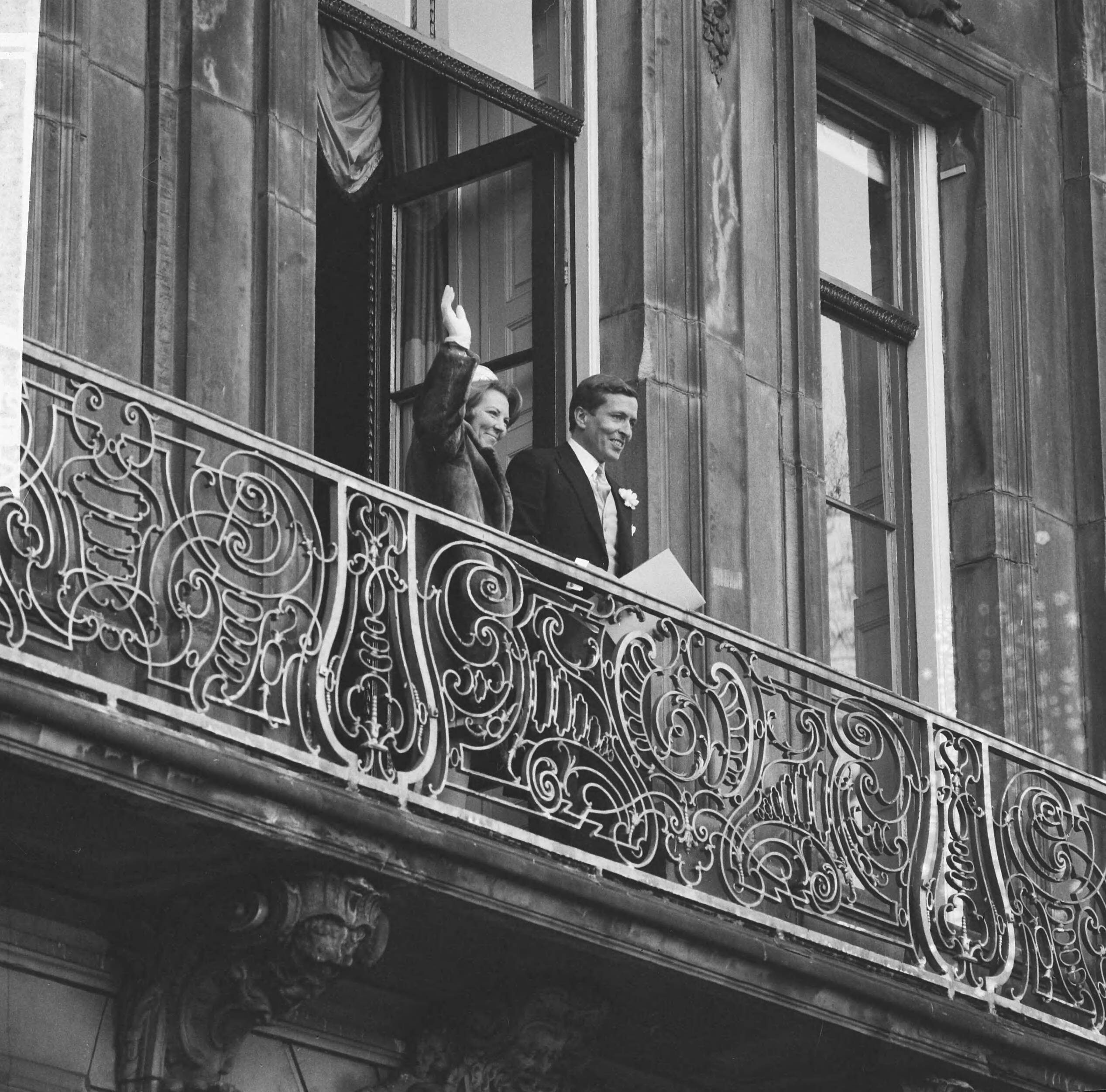 Ondertrouw prinses Beatrix en Claus von Amsberg — Ondertrouw prinses Beatrix en Claus in Baarn — Foto: Combinatie 6 / Anefo. Licentie: Set B: Rechtenvrij / Publiek Domein. Bron: Nationaal Archief. http://hdl.handle.net/10648/aadb150c-d0b4-102d-bcf8-003048976d84