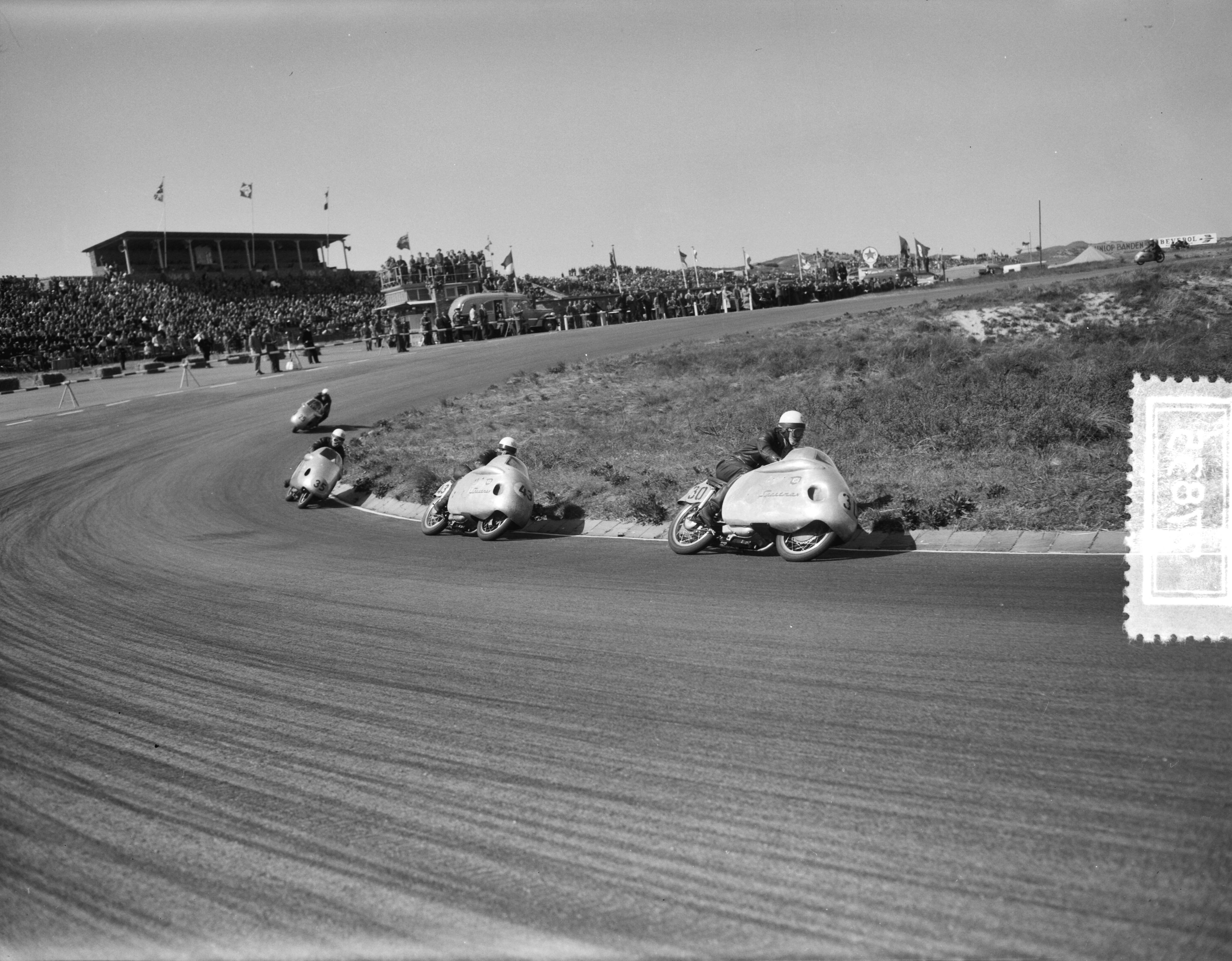 Fotocollectie Anefo — Zijspanrace op het circuit van Zandvoort — Foto: Bilsen, Joop van / Anefo. Licentie: Set B: Rechtenvrij / Publiek Domein. Bron: Nationaal Archief. http://hdl.handle.net/10648/a9489f02-d0b4-102d-bcf8-003048976d84