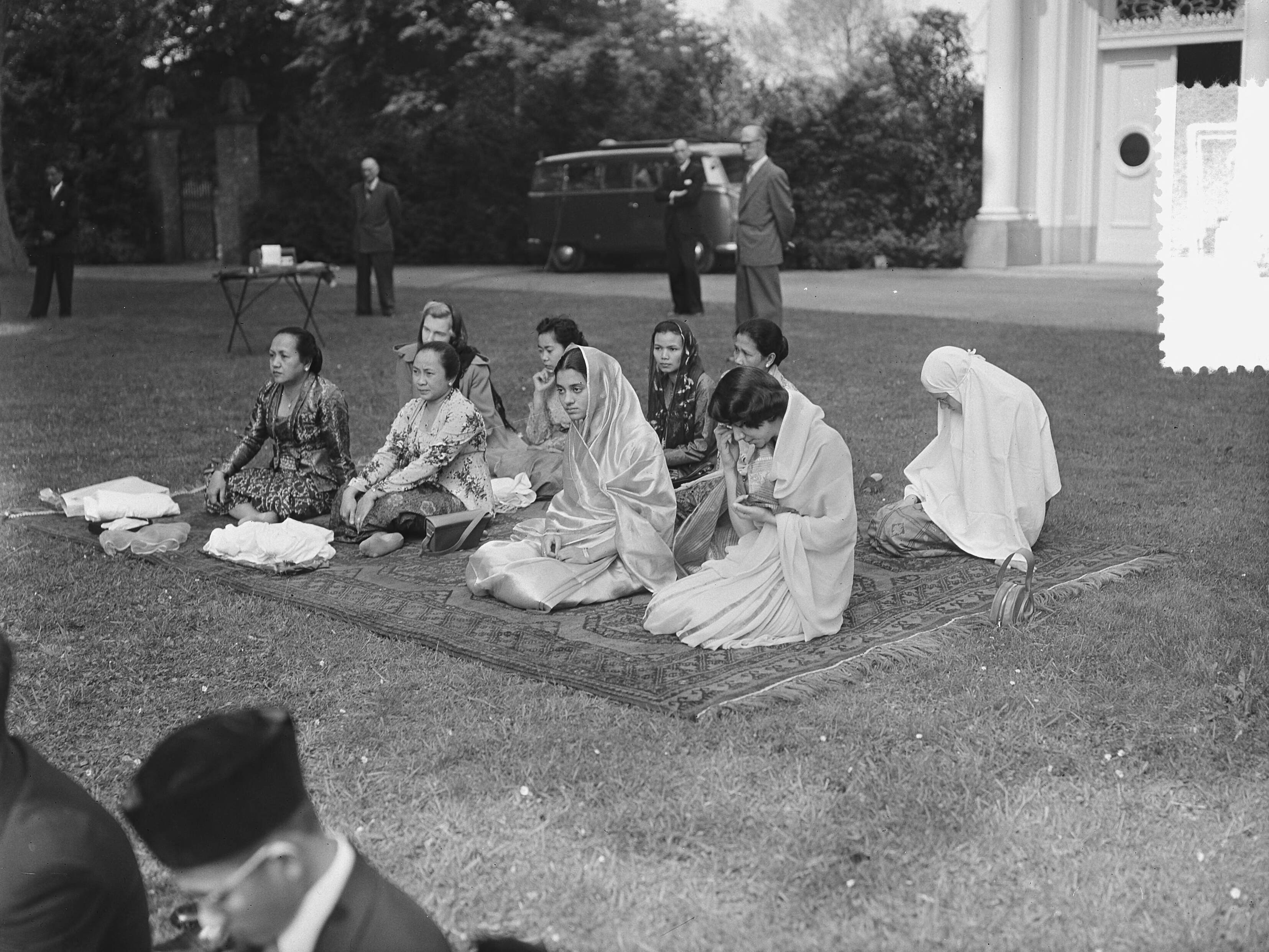 Fotocollectie Anefo — Viering van islamitisch feest Lebaran in de ambtswoning van de Hoge Commissaris van Indonesië, dr. Sutanto Tirtoprojo, te Wassenaar — Foto: Bilsen, Joop van / Anefo. Licentie: Set B: Rechtenvrij / Publiek Domein. Bron: Nationaal Archief. http://hdl.handle.net/10648/a9231fc0-d0b4-102d-bcf8-003048976d84