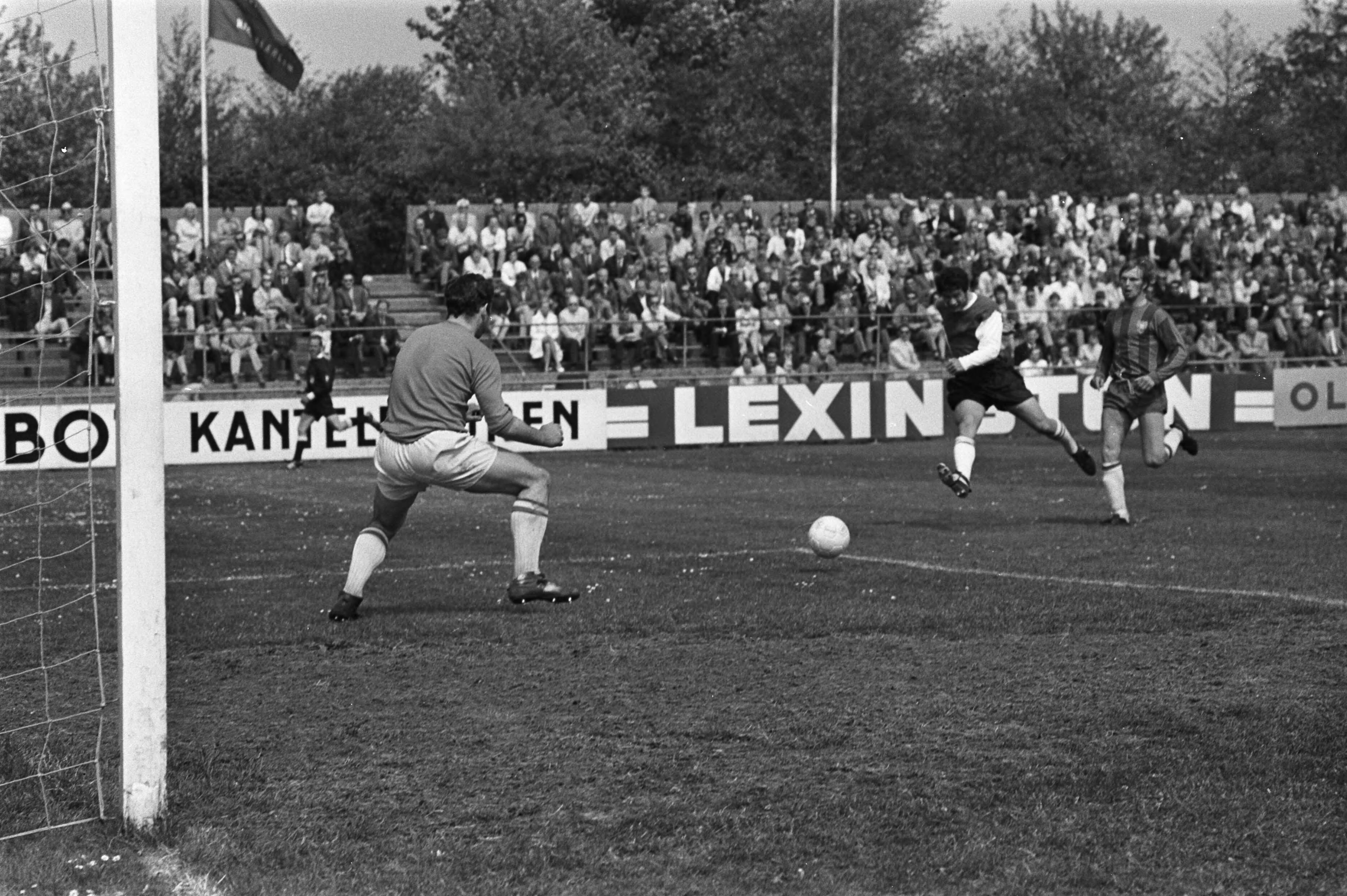 Fotocollectie Anefo — Haarlem tegen DWS 0-1; Bish scoort 1-0 — Foto: Evers, Joost / Anefo. Licentie: Set B: Rechtenvrij / Publiek Domein. Bron: Nationaal Archief. http://hdl.handle.net/10648/ab975cf8-d0b4-102d-bcf8-003048976d84