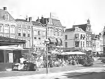 Fotocollectie Rijksvoorlichtingsdienst Eigen — Nieuwestad, westzijde bij de waag. Dias leeuwarden doorlopende serie van 8 — Foto: Schuurman, Ralph L. / RVD. Licentie: Set B: Rechtenvrij / Publiek Domein. Bron: Nationaal Archief. http://hdl.handle.net/10648/af7603f6-d0b4-102d-bcf8-003048976d84