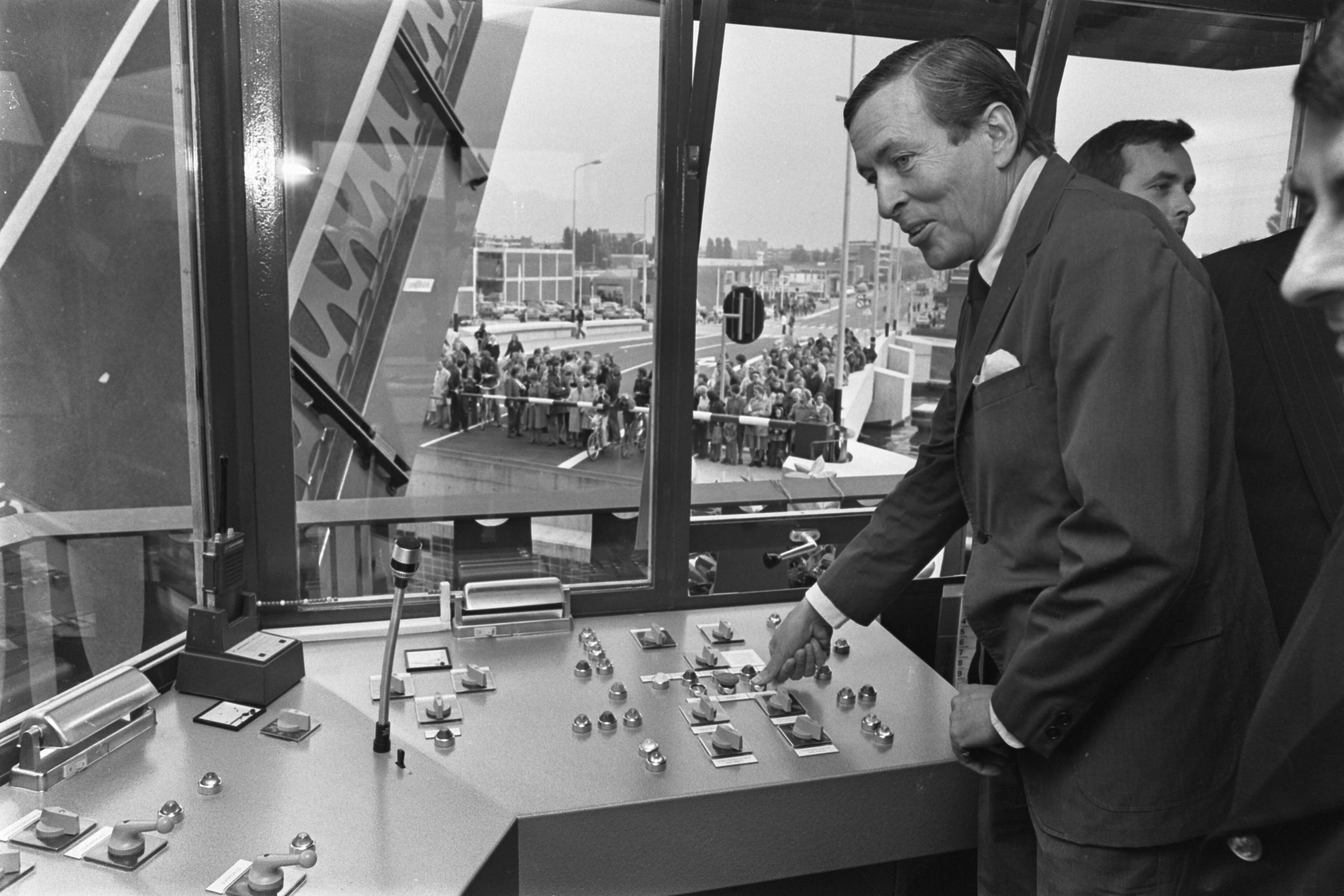 Fotocollectie Anefo — Prins Claus opent Prins Willem-Alexanderbrug. De brug is een verbinding over de Zaan tussen de Leliestraat te Koog aan de Zaan en de de Paltrokstraat te Zaandam. — Foto: Peters, Hans / Anefo. Licentie: Set B: Rechtenvrij / Publiek Domein. Bron: Nationaal Archief. http://hdl.handle.net/10648/ac8d31b4-d0b4-102d-bcf8-003048976d84