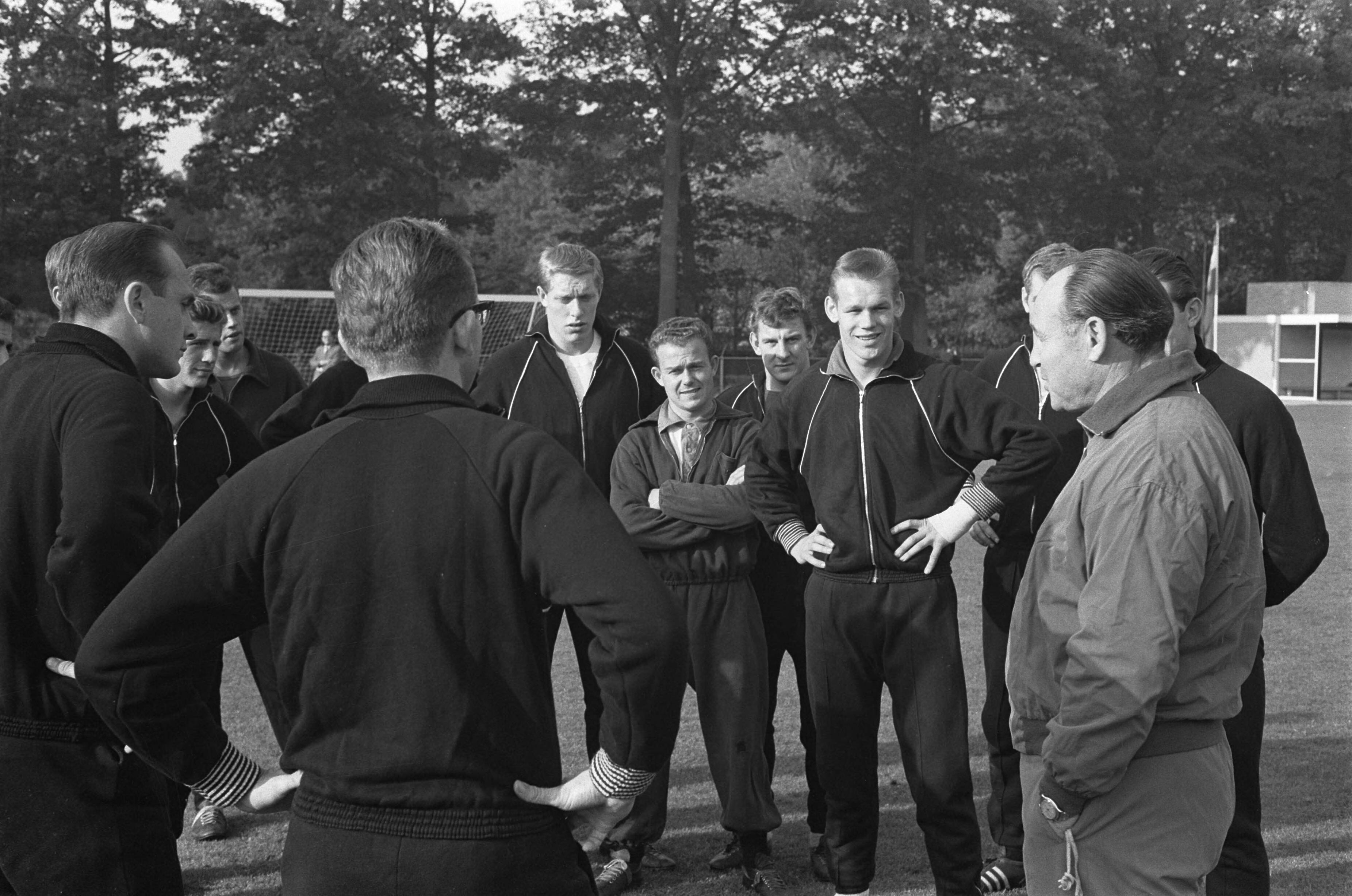 Fotocollectie Anefo — Laatste bijeenkomst Nederlands elftal te Zeist voor de wedstrijd tegen België, tijdens een bespreking met bondscoach Elek Schwartz — Foto: Pot, Harry / Anefo. Licentie: Set B: Rechtenvrij / Publiek Domein. Bron: Nationaal Archief. http://hdl.handle.net/10648/aa1a8d5a-d0b4-102d-bcf8-003048976d84
