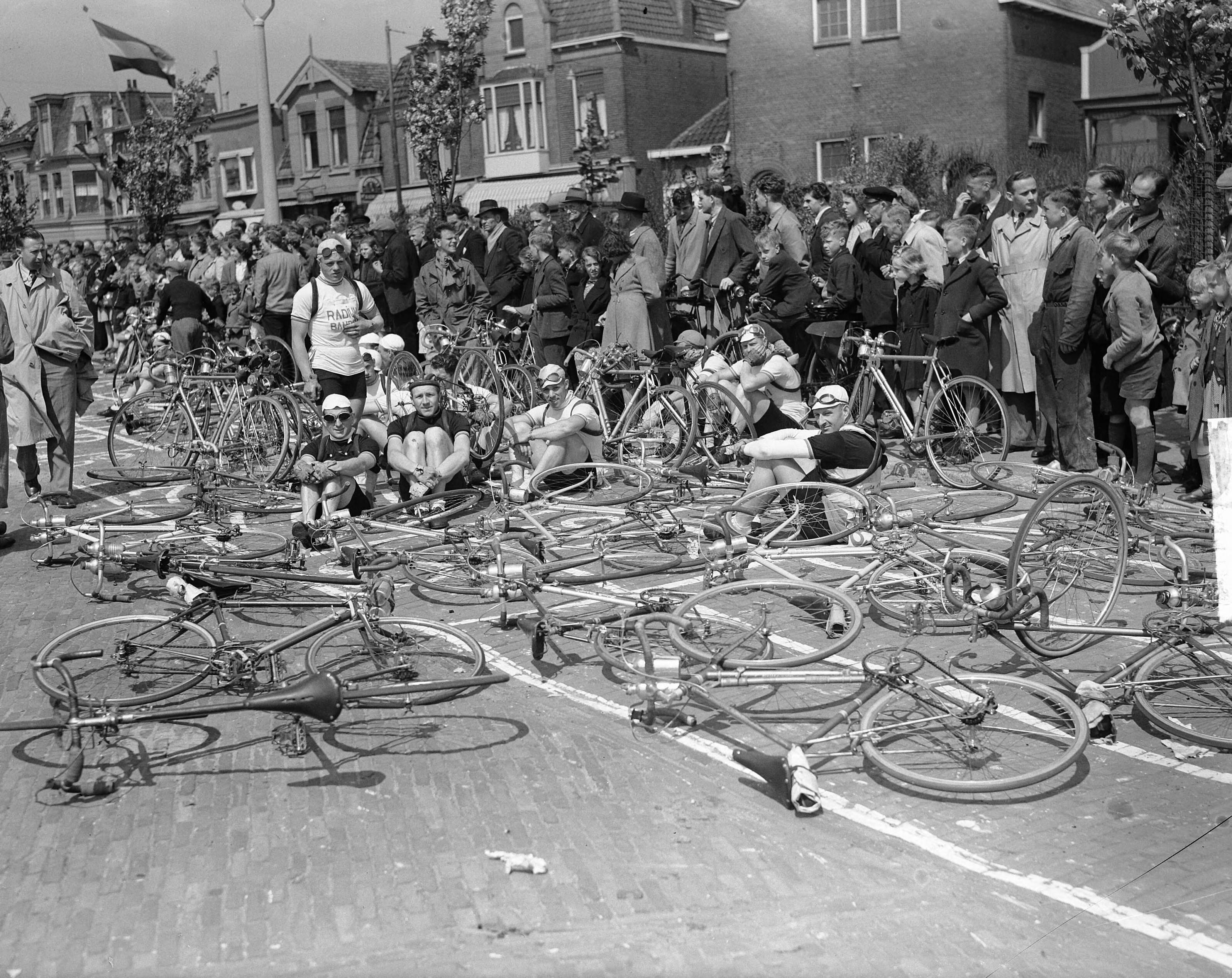 Fotocollectie Anefo — Ronde van Nederland . Renners rusten in Zaandam — Foto: Merk, Ben / Anefo. Licentie: Set B: Rechtenvrij / Publiek Domein. Bron: Nationaal Archief. http://hdl.handle.net/10648/a8c75ce4-d0b4-102d-bcf8-003048976d84