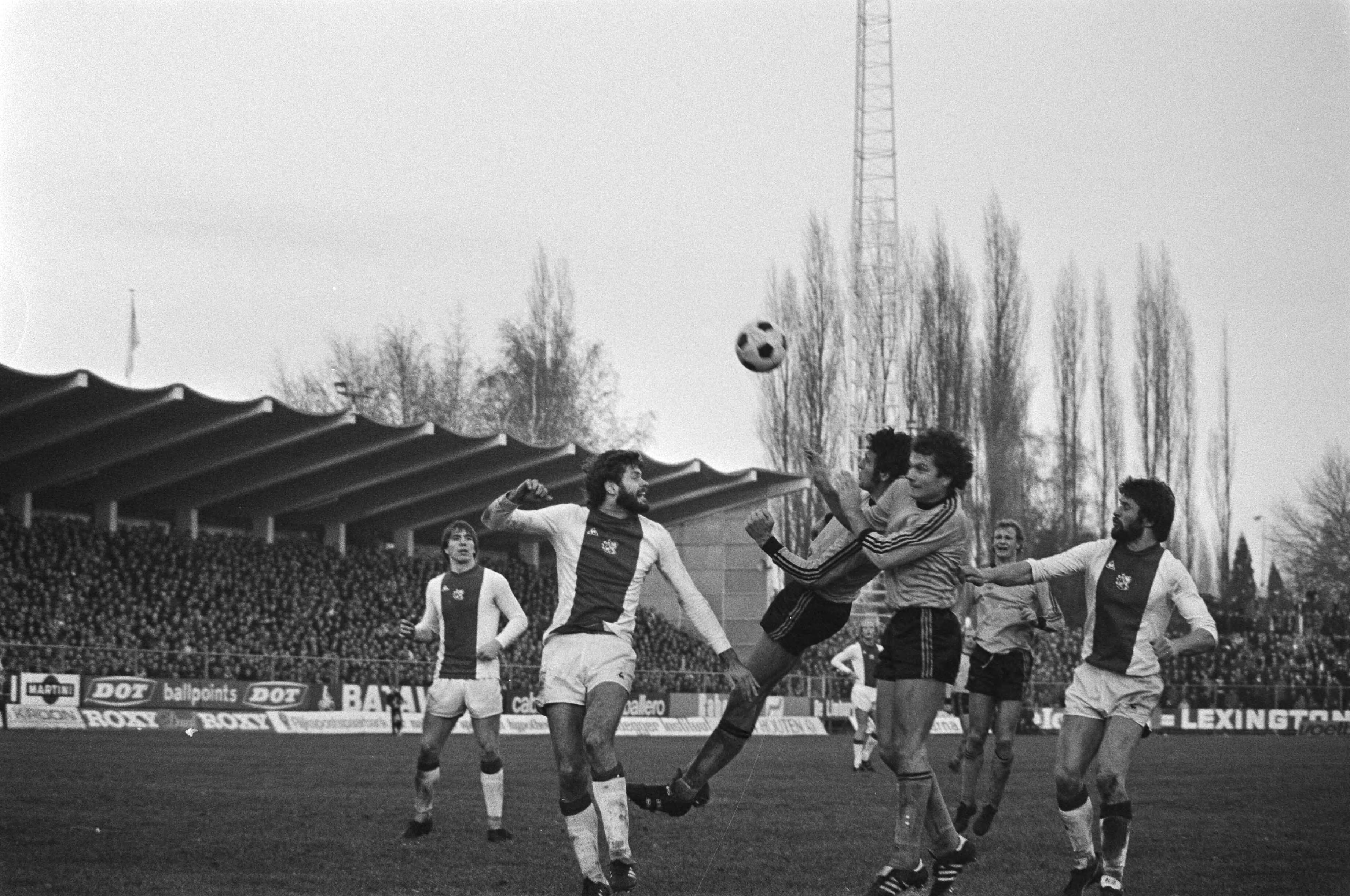 Fotocollectie Anefo — Roda JC tegen Ajax 2-3; vlnr Dusbaba, Hulshoff, Nanninga, Meuser, Toonstra en Erkens — Foto: Verhoeff, Bert / Anefo. Licentie: Set B: Rechtenvrij / Publiek Domein. Bron: Nationaal Archief. http://hdl.handle.net/10648/ac9160c2-d0b4-102d-bcf8-003048976d84