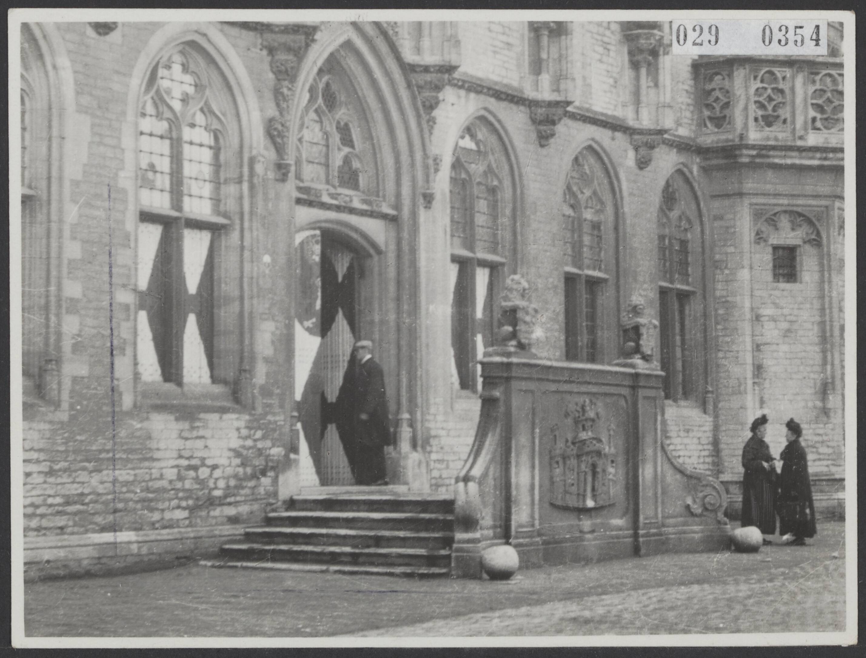 Fotocollectie Elsevier Binnenland — Ingang stadhuis van Middelburg — Foto: Onbekend / Publiek Domein of Rechtenvrij. Licentie: Set B: Rechtenvrij / Publiek Domein. Bron: Nationaal Archief. http://hdl.handle.net/10648/ade1aea0-d0b4-102d-bcf8-003048976d84