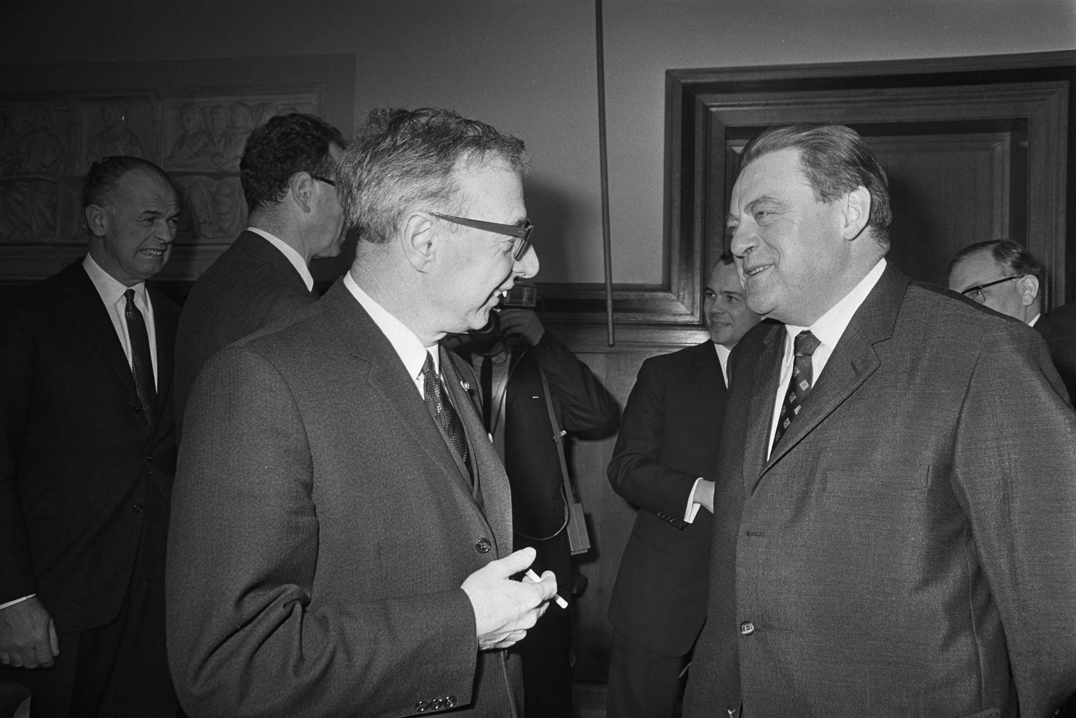 Fotocollectie Anefo — Ministers van Financien van EEG bijeen in Vredespaleis te Den Haag , nummer 5, 6 en 7 Zijlstra en Strauss — Foto: Koch, Eric / Anefo. Licentie: Set B: Rechtenvrij / Publiek Domein. Bron: Nationaal Archief. http://hdl.handle.net/10648/ab0c7f98-d0b4-102d-bcf8-003048976d84