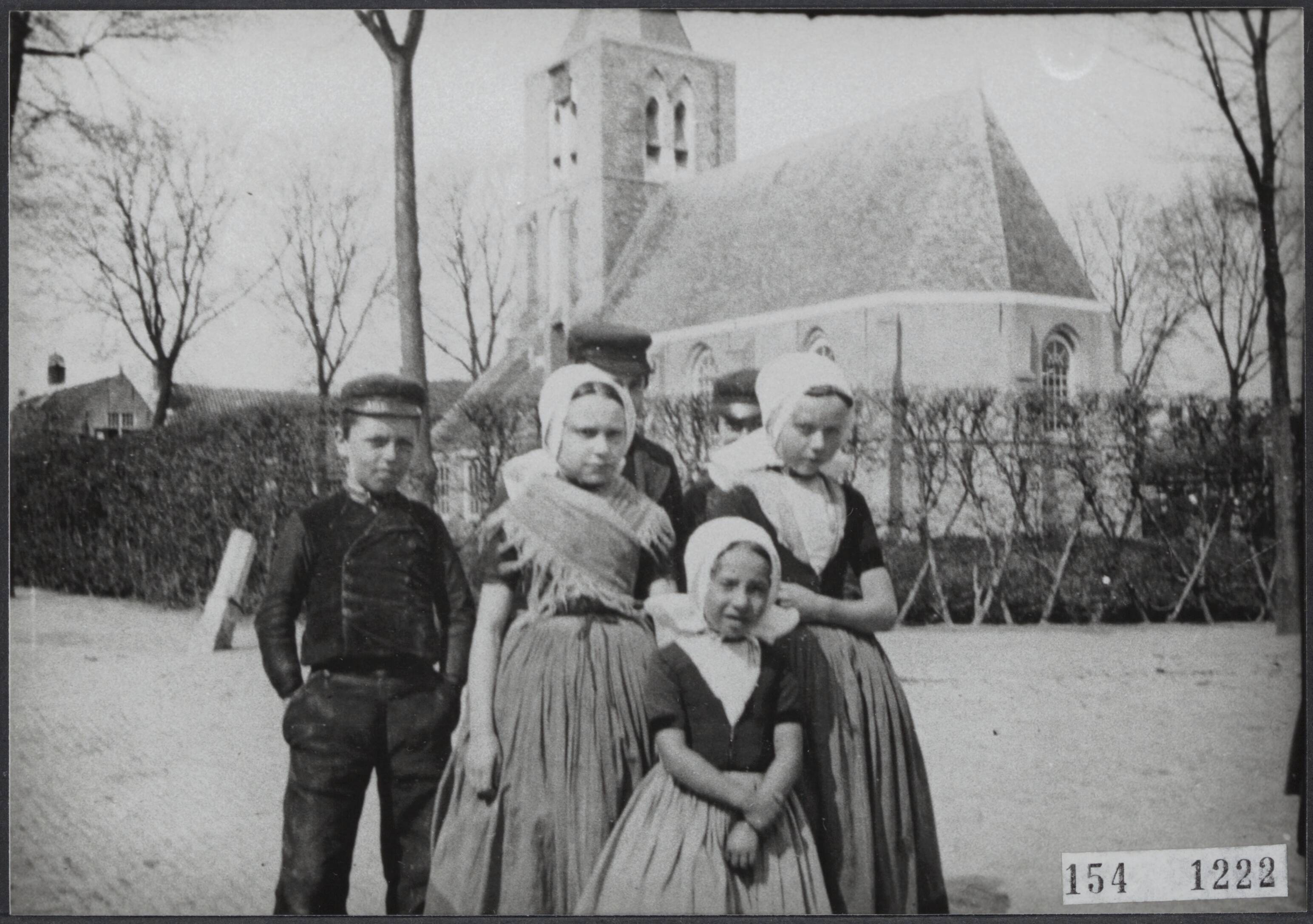 Serie Vanneufville (fotograaf uit Tourcoing 1855-1938) — Kinderen bij de kerk van Biggekerke (Zeeland) — Foto: Vanneufville, Leonce Bertile. Licentie: Set B: Rechtenvrij / Publiek Domein. Bron: Nationaal Archief. http://hdl.handle.net/10648/fa2f56e0-fa76-fd8d-b0b8-9f3ca8aeebfe