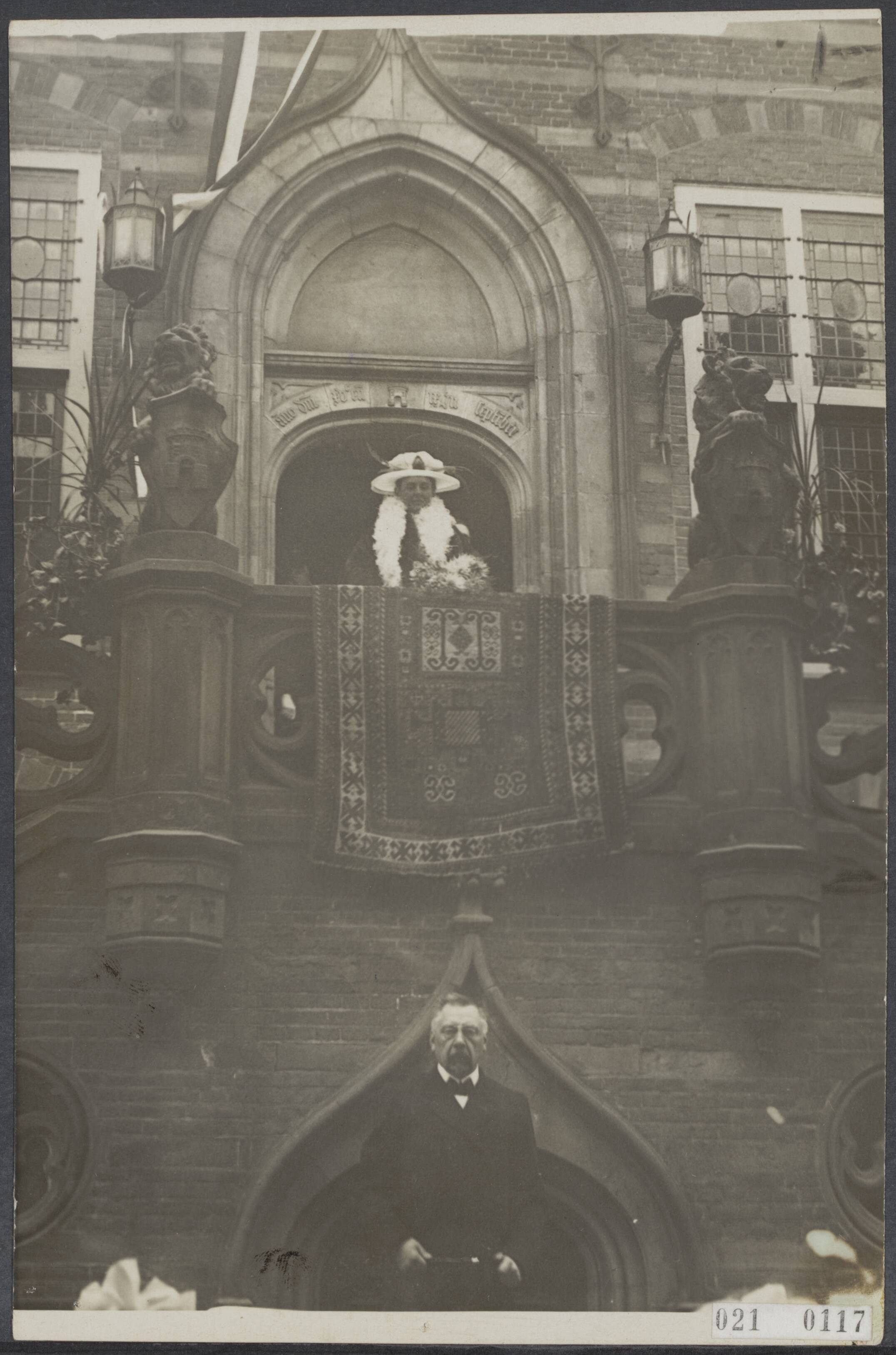 Fotocollectie Elsevier Binnenland — Koninklijk bezoek aan Alkmaar. Koningin Wilhelmina op het bordes van het stadhuis — Foto: N.V. Vereenigde Fotobureaux. Licentie: Set B: Rechtenvrij / Publiek Domein. Bron: Nationaal Archief. http://hdl.handle.net/10648/adce2362-d0b4-102d-bcf8-003048976d84