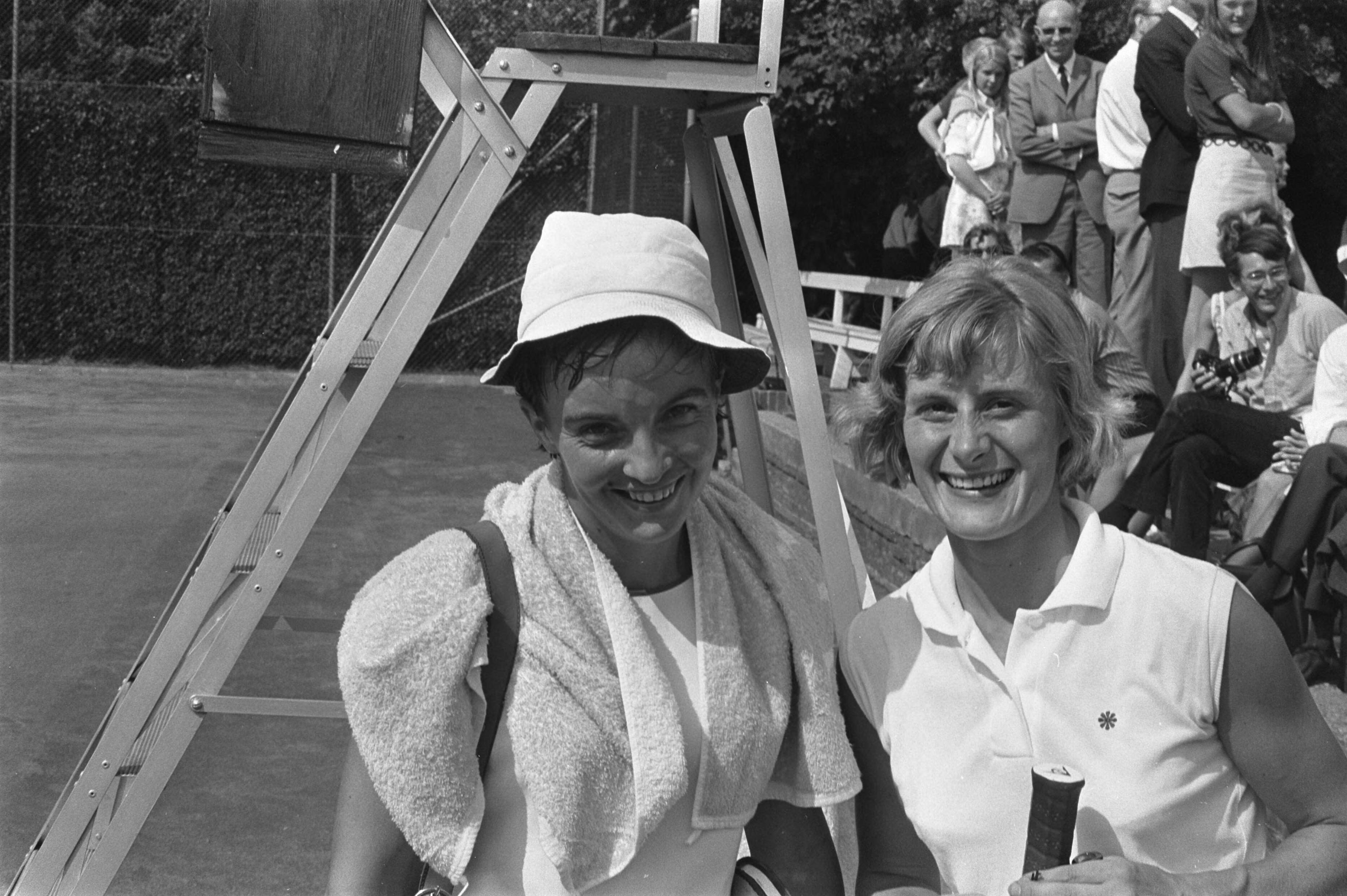Fotocollectie Anefo — Internationale tennistoernooi in Hilversum ( t Melkhuisje Marijke Schaer (rechts) en Melville, koppen — Foto: Verhoeff, Bert / Anefo. Licentie: Set B: Rechtenvrij / Publiek Domein. Bron: Nationaal Archief. http://hdl.handle.net/10648/ab9e2aba-d0b4-102d-bcf8-003048976d84
