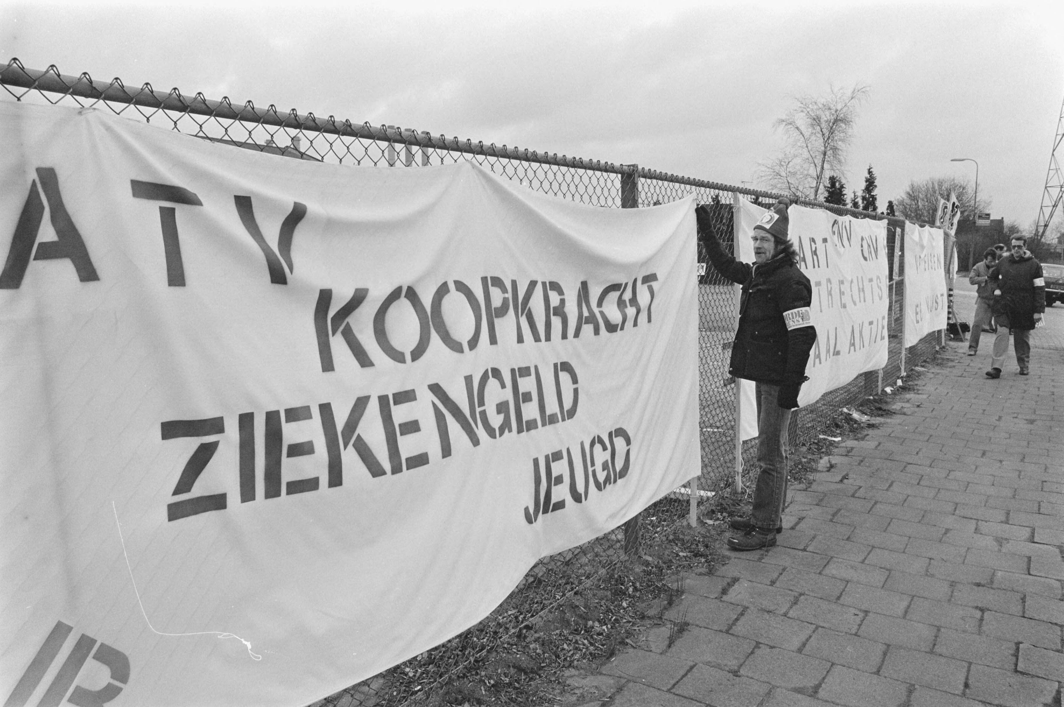 Fotocollectie Anefo — Estafette stakingen in de metaal; het metaalbedrijf Pannevis in Utrecht waar de staking begon — Foto: Croes, Rob C. / Anefo. Licentie: Set B: Rechtenvrij / Publiek Domein. Bron: Nationaal Archief. http://hdl.handle.net/10648/ad455c3a-d0b4-102d-bcf8-003048976d84