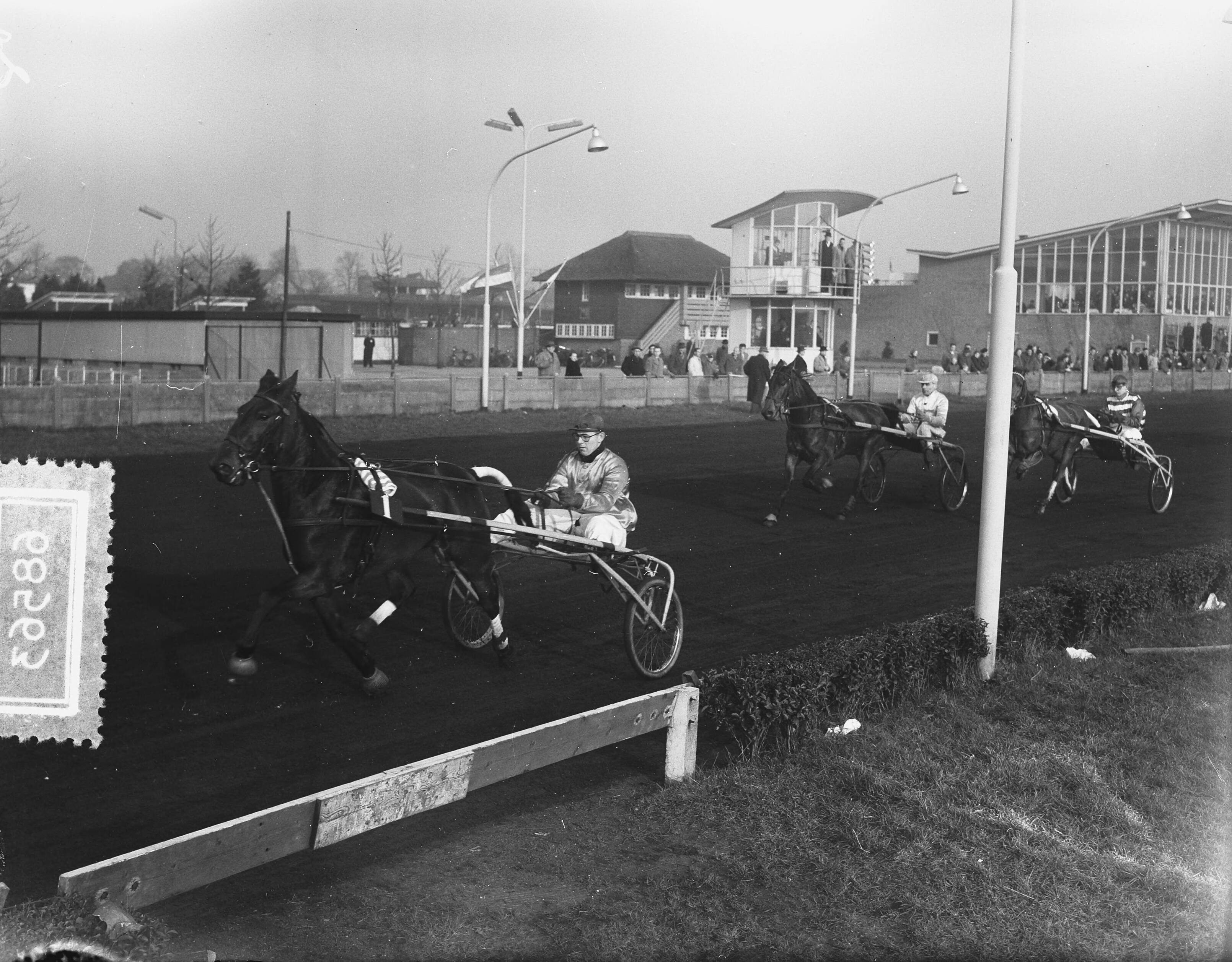 Fotocollectie Anefo — Wintercourses op de renbaan van Hilversum. Tango-prijs gewonnen door Quick Fire I (P.A. Strooper) — Foto: Duinen, H. van / Anefo. Licentie: Set B: Rechtenvrij / Publiek Domein. Bron: Nationaal Archief. http://hdl.handle.net/10648/a92d61a6-d0b4-102d-bcf8-003048976d84