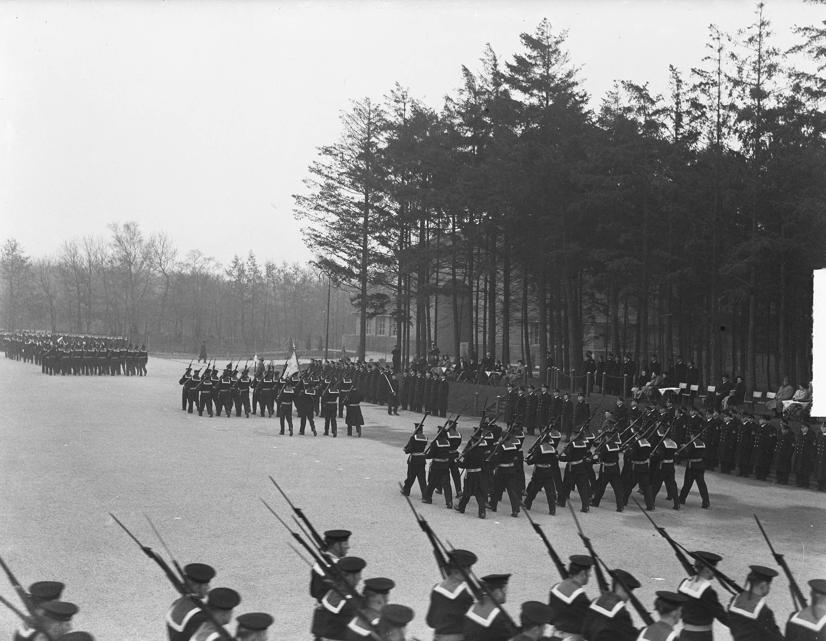 Beëdiging van marine-officieren in het MOC Hilversum — Foto: Nijs, Jac. de / Anefo. — Licentie: Set B: Rechtenvrij / Publiek Domein. Bron: Nationaal Archief. http://hdl.handle.net/10648/a8d5761c-d0b4-102d-bcf8-003048976d84