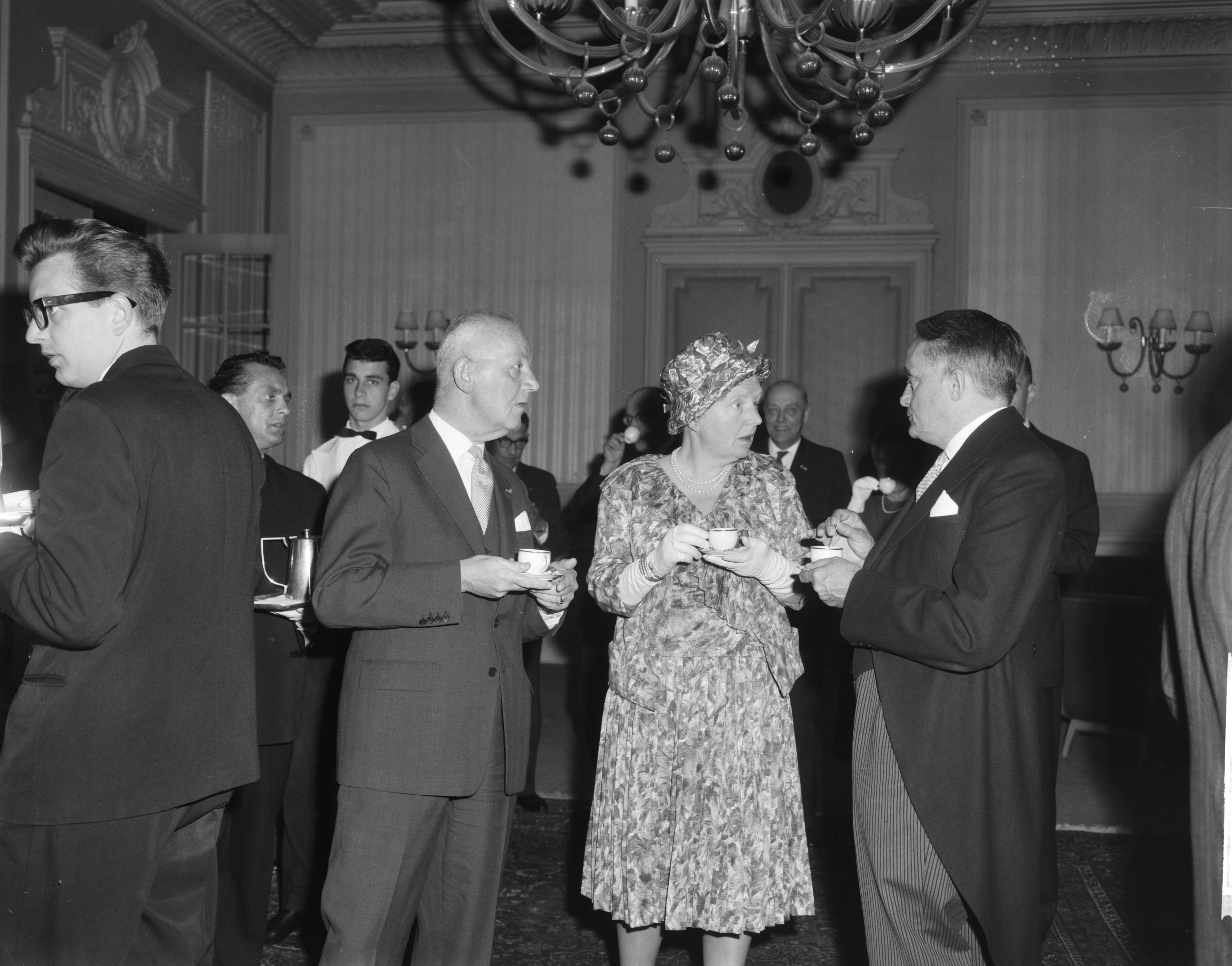 Fotocollectie Anefo — Koningin Juliana is aanwezig bij de viering van het 50-jarig bestaan van de Vereniging van Nederlandse Gemeenten in de Kurzaal te Scheveningen. Links van de koningin de burgemeester van Den Haag, H.A.M.T. Kolfschoten, en rechts de Commissaris der Koningin in Zuid-Holland, mr. J. Klaasesz — Foto: Bilsen, Joop van / Anefo. Licentie: Set B: Rechtenvrij / Publiek Domein. Bron: Nationaal Archief. http://hdl.handle.net/10648/aa0b7dd8-d0b4-102d-bcf8-003048976d84