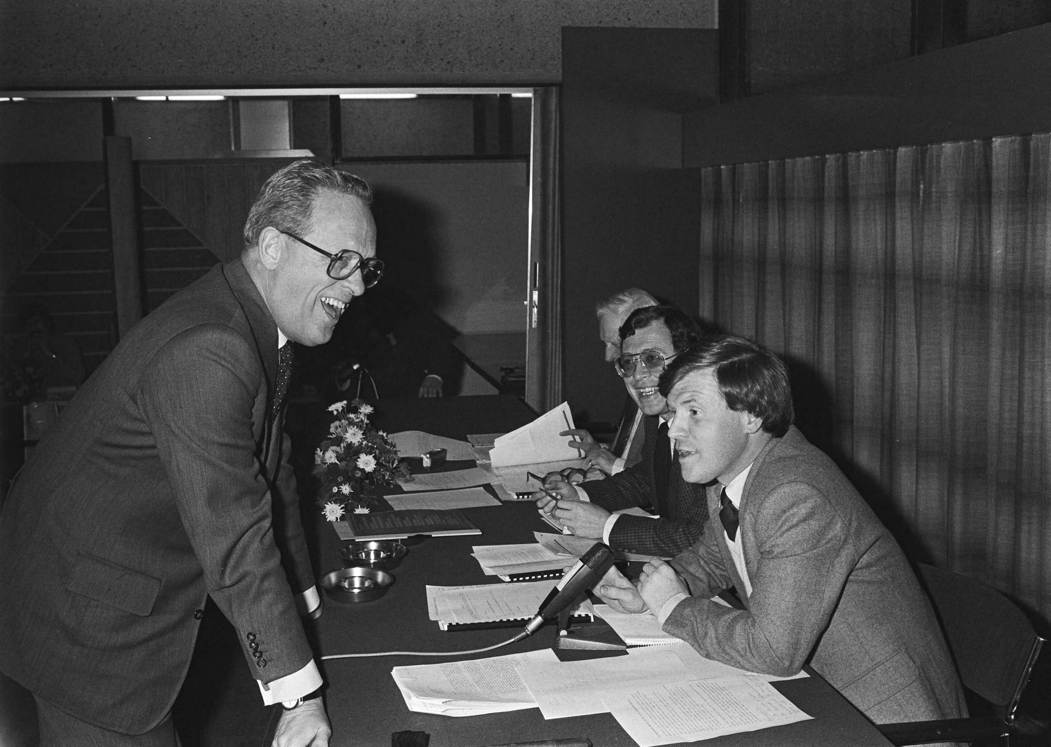 Fotocollectie Anefo — Buitengewone algemene vergadering betaald voetbal in Zeist over rapport "Schuldsanering betaald voetbal". Eric Vilé (r.) met drs. Cor van Rijn — Foto: Antonisse, Marcel / Anefo. Licentie: Set B: Rechtenvrij / Publiek Domein. Bron: Nationaal Archief. http://hdl.handle.net/10648/ad0bf42c-d0b4-102d-bcf8-003048976d84