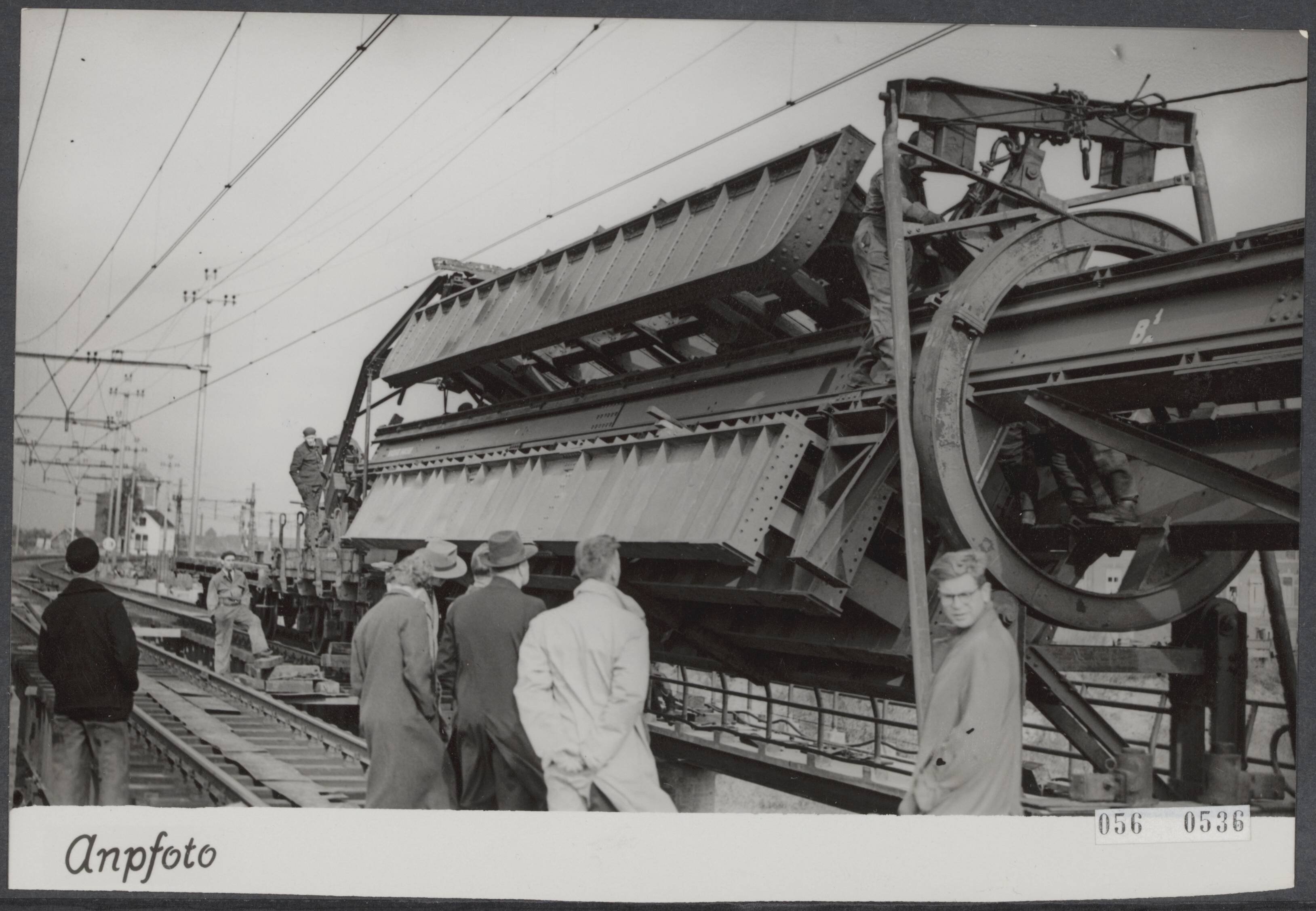Fotocollectie Elsevier Binnenland — Met behulp van een z.g. wentelwagen wordt een nieuw brugdeel bij de doorlaat bij 's-Hertogenbosch bevestigd. — Foto: ANP / RVD of rechtenvrij. Licentie: Set B: Rechtenvrij / Publiek Domein. Bron: Nationaal Archief. http://hdl.handle.net/10648/ae08ca8a-d0b4-102d-bcf8-003048976d84