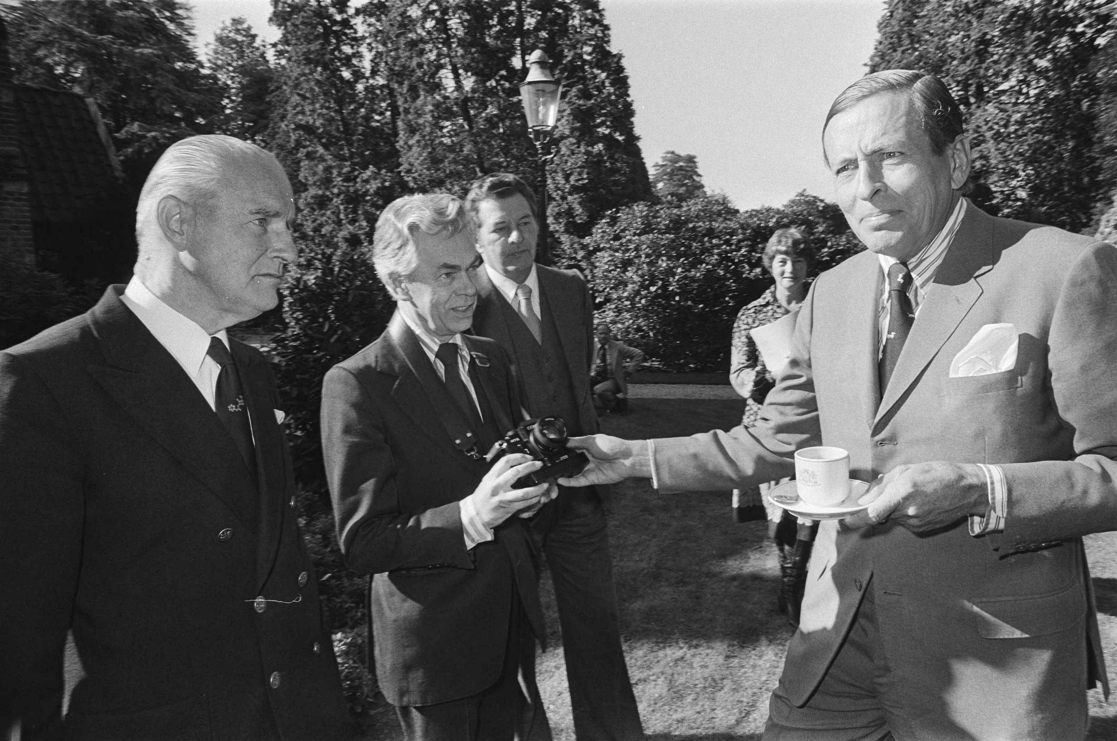 Fotocollectie Anefo — Prins Claus opent gerestaureerd kasteel Bouvigne te Breda — Foto: Suyk, Koen / Anefo. Licentie: Set B: Rechtenvrij / Publiek Domein. Bron: Nationaal Archief. http://hdl.handle.net/10648/aca290c2-d0b4-102d-bcf8-003048976d84