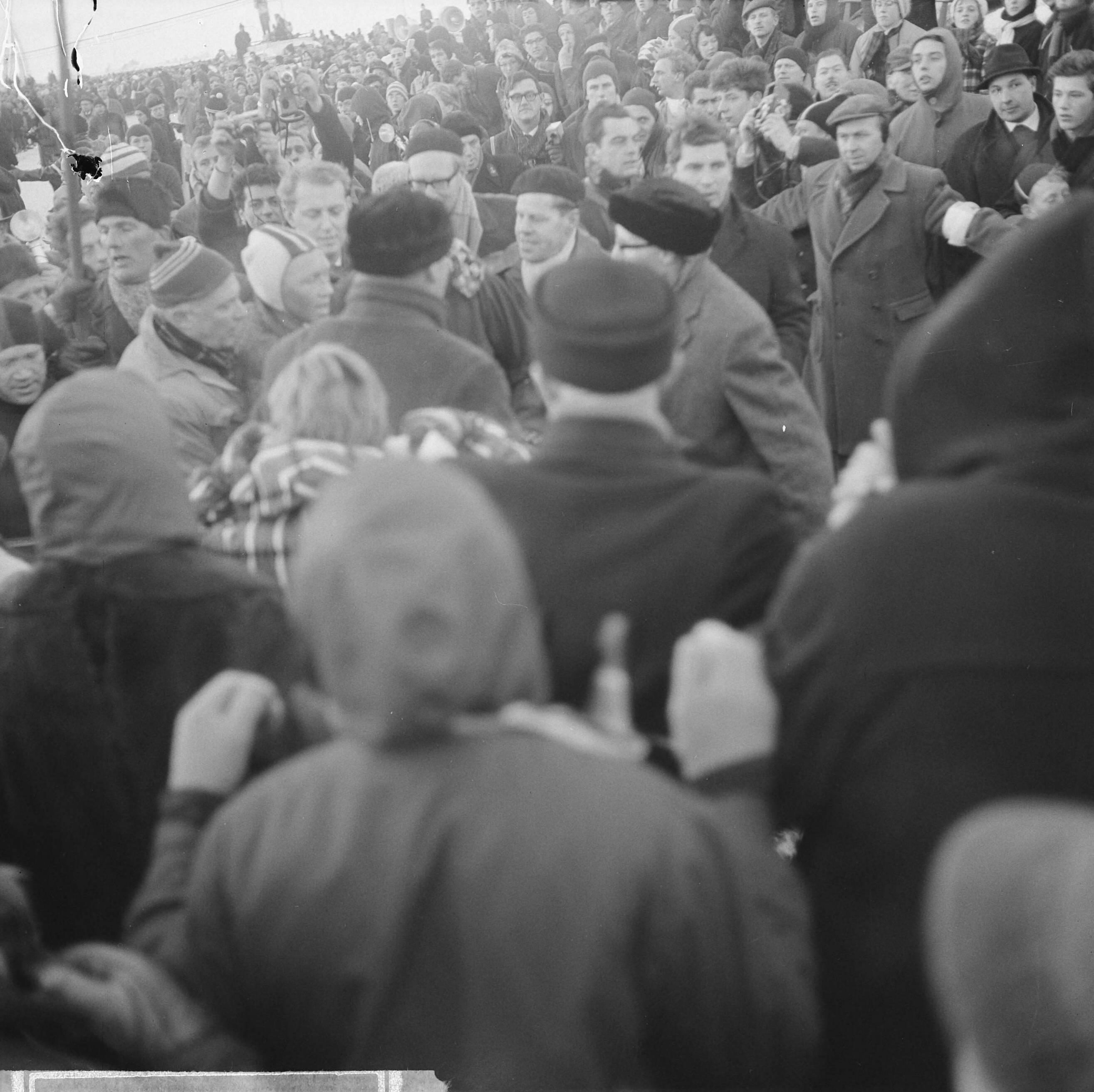 Elfstedentocht 1963 — Elfstedentocht 1963. Drukte bij de finish rond winnaar Reinier Paping — Foto: Nijs, Jac. de / Anefo. Licentie: Set B: Rechtenvrij / Publiek Domein. Bron: Nationaal Archief. http://hdl.handle.net/10648/aa2688d0-d0b4-102d-bcf8-003048976d84