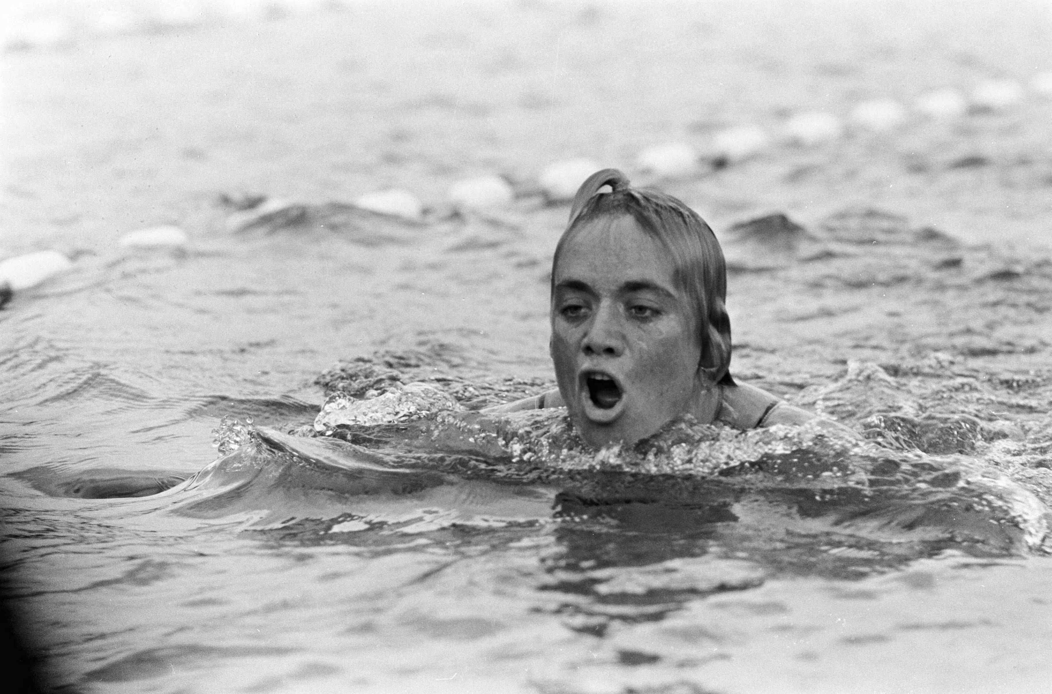 Fotocollectie Anefo — Nederland tegen Engeland zwemmen te Leeuwarden, Betty Heukels in aktie — Foto: Koch, Eric / Anefo. Licentie: Set B: Rechtenvrij / Publiek Domein. Bron: Nationaal Archief. http://hdl.handle.net/10648/aaf2f4ce-d0b4-102d-bcf8-003048976d84