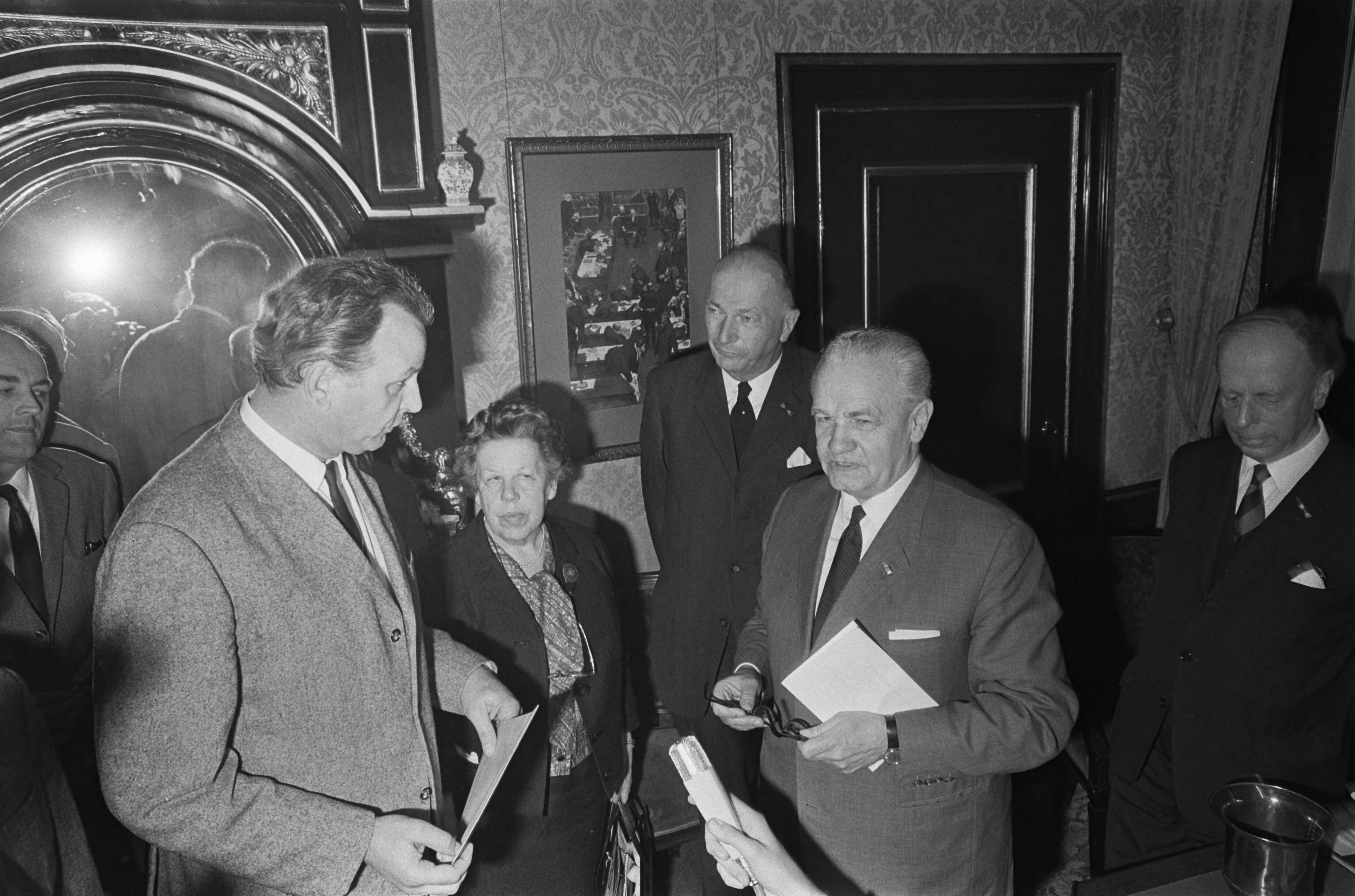 Fotocollectie Anefo — Bouwvakkers demonstreren in Den Haag . Kloos met Tweede Kamer voorzitter van Thiel — Foto: Koch, Eric / Anefo. Licentie: Set B: Rechtenvrij / Publiek Domein. Bron: Nationaal Archief. http://hdl.handle.net/10648/ab3b8270-d0b4-102d-bcf8-003048976d84