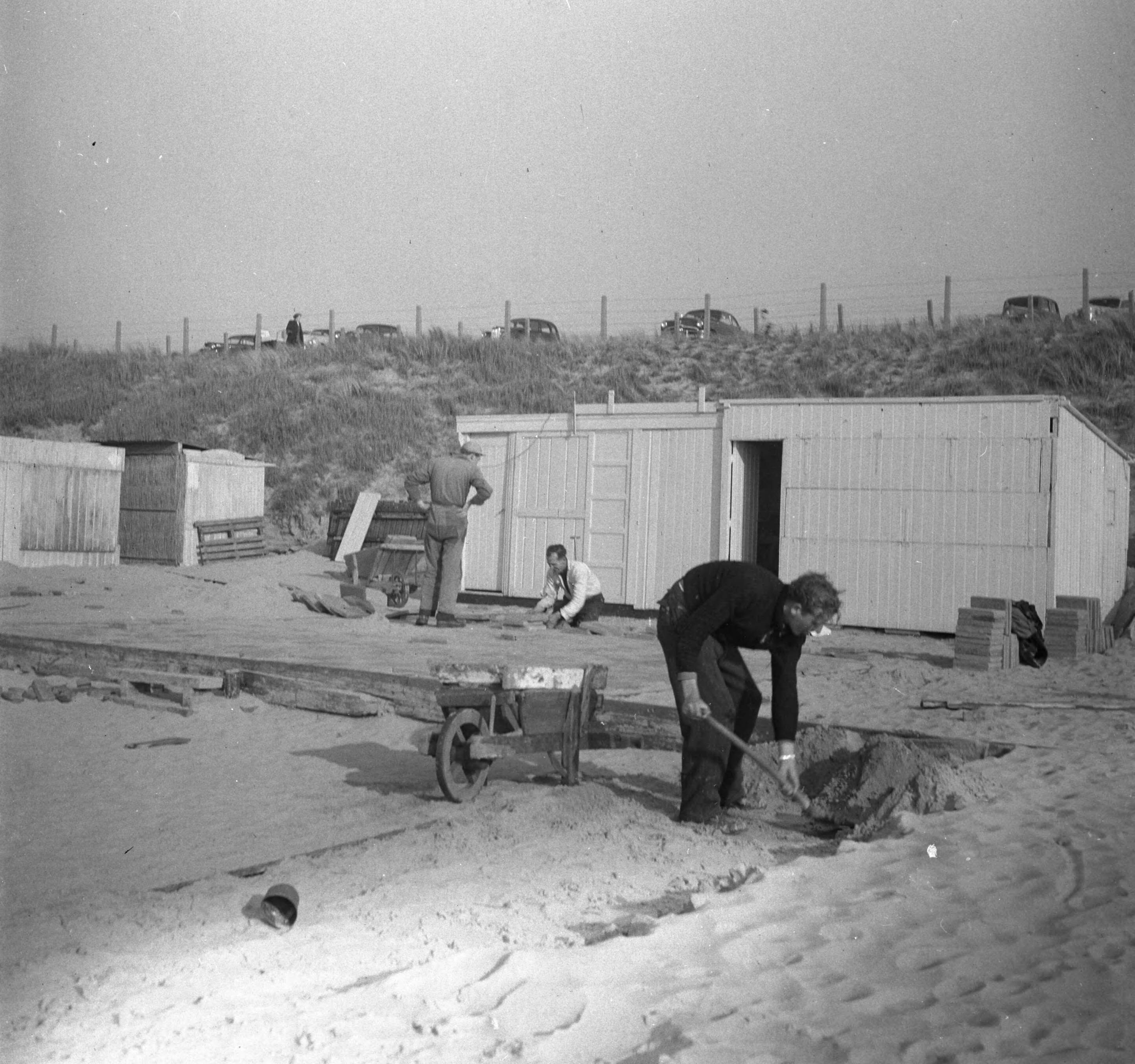 Fotocollectie Anefo — Strandterrassen in Zandvoort worden geplaatst — Foto: Oorschot, […] van / Anefo. Licentie: Set B: Rechtenvrij / Publiek Domein. Bron: Nationaal Archief. http://hdl.handle.net/10648/a8e70e36-d0b4-102d-bcf8-003048976d84