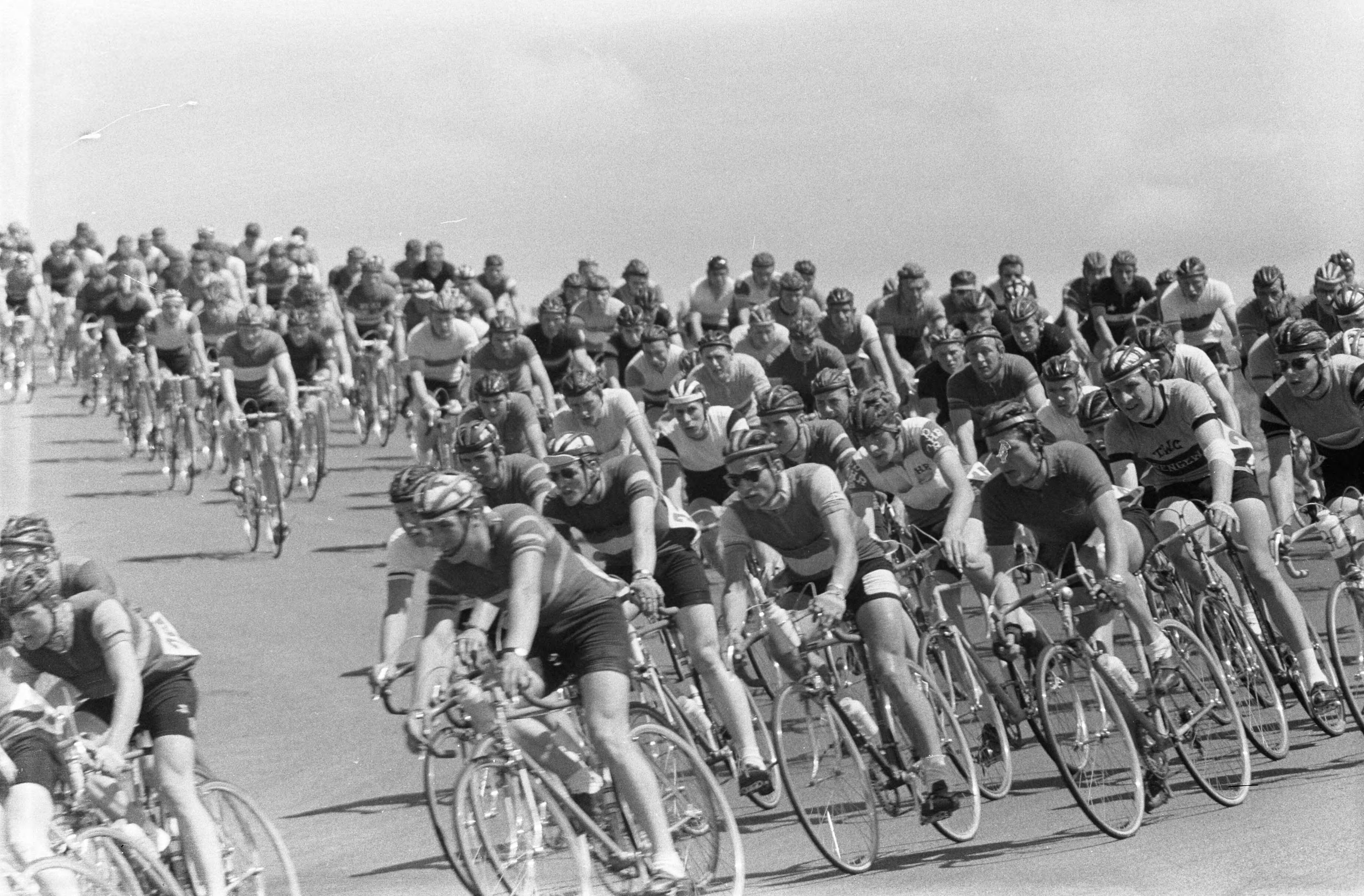 Fotocollectie Anefo — Nederlands kampioenschap wielrennen op de weg voor amateurs op het circuit van Zandvoort. Het peloton onderweg — Foto: Pot, Harry / Anefo. Licentie: Set B: Rechtenvrij / Publiek Domein. Bron: Nationaal Archief. http://hdl.handle.net/10648/a9b1fdda-d0b4-102d-bcf8-003048976d84