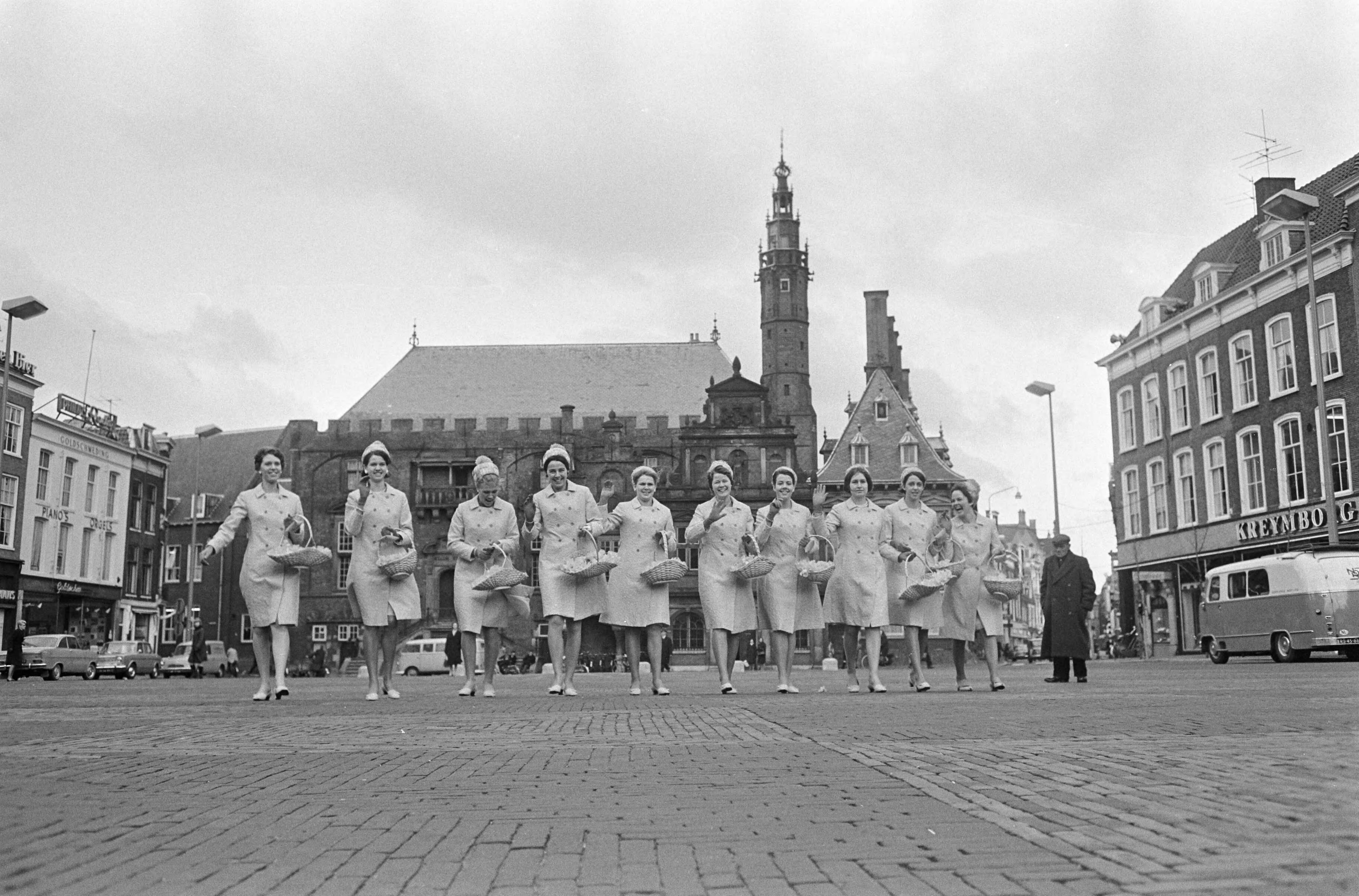 Fotocollectie Anefo — Haarlemse bloemenmeisjes — Foto: Koch, Eric / Anefo. Licentie: Set B: Rechtenvrij / Publiek Domein. Bron: Nationaal Archief. http://hdl.handle.net/10648/ab11e866-d0b4-102d-bcf8-003048976d84