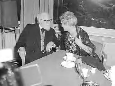 Fotocollectie Anefo — Huldiging van actrice Mien van Kerckhoven-Kling i.v.m. 50-jarig toneeljubileum in Hilversum. Zij is in gesprek met de oudste nog in leven zijnde toneelspeler in Nederland, Mari van Warmelo — Foto: Behrens, Herbert F. / Anefo. Licentie: Set B: Rechtenvrij / Publiek Domein. Bron: Nationaal Archief. http://hdl.handle.net/10648/a9a082da-d0b4-102d-bcf8-003048976d84