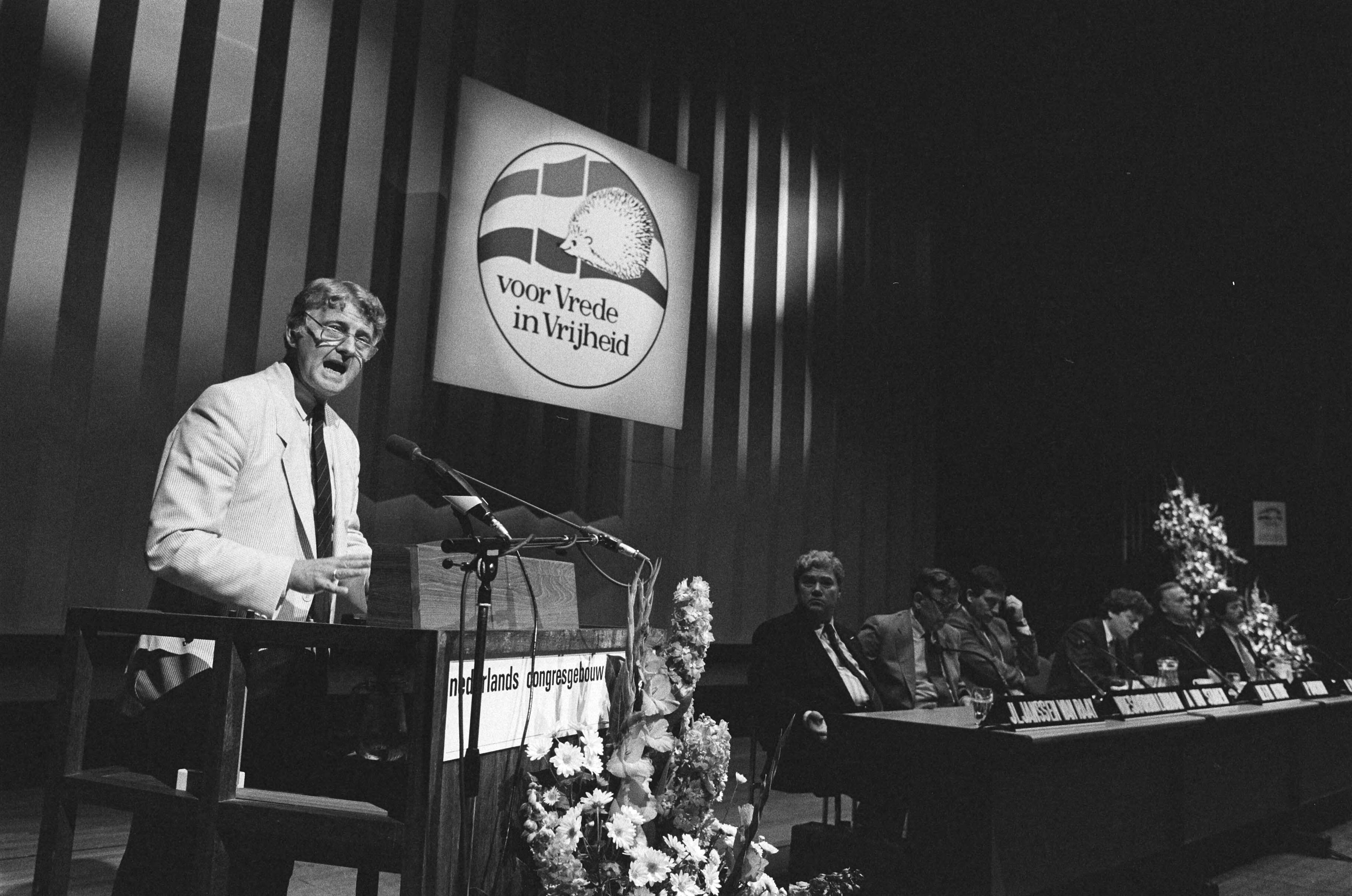 Fotocollectie Anefo — Het 4e landelijk congres voor Vrede en Vrijheid in Den Haag ; CDA-voorzitter Bukman aan het woord — Foto: Bogaerts, Rob / Anefo. Licentie: Set B: Rechtenvrij / Publiek Domein. Bron: Nationaal Archief. http://hdl.handle.net/10648/ad4a54c4-d0b4-102d-bcf8-003048976d84