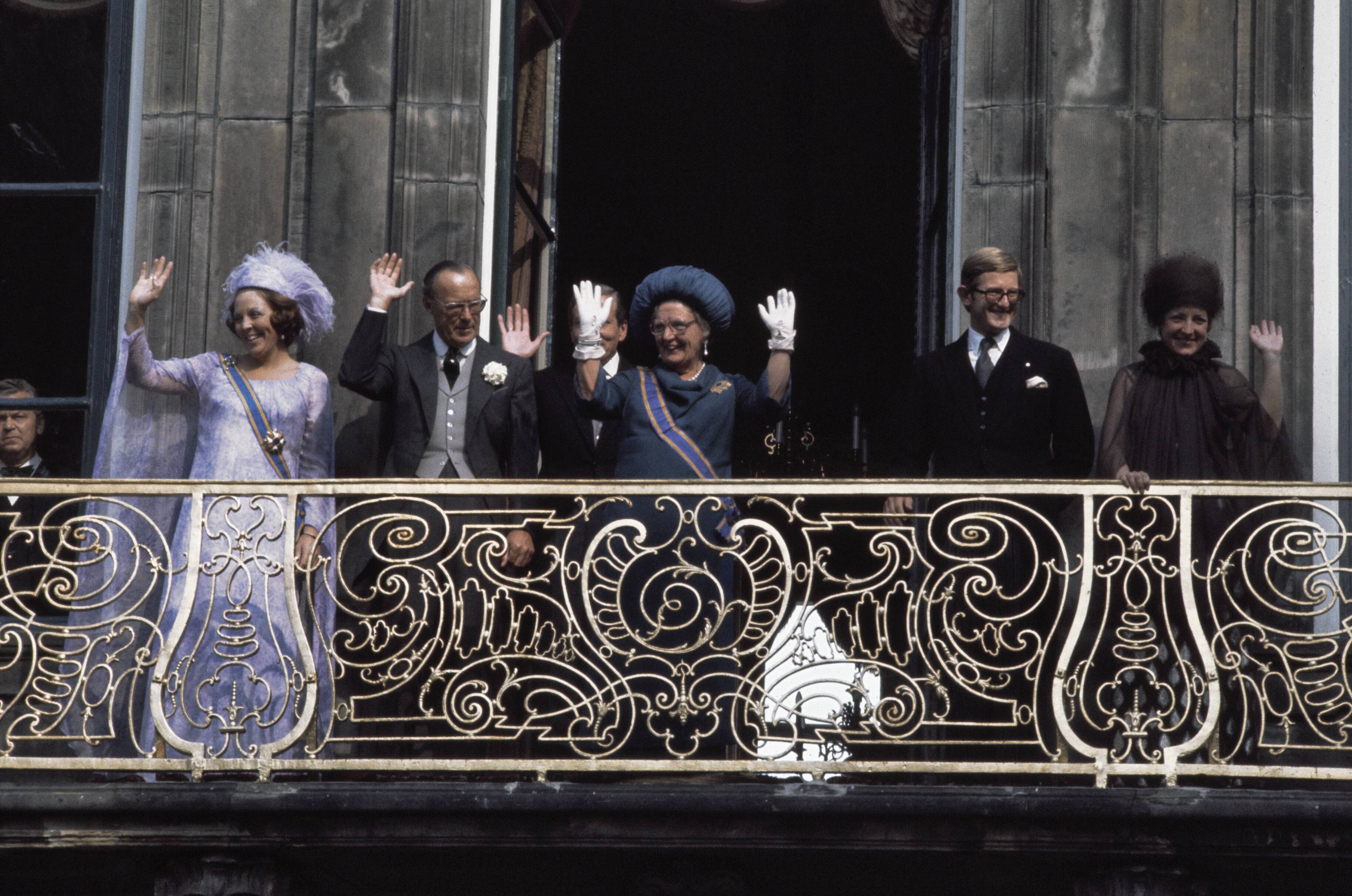 Prinsjesdag 1976 — Prinsjesdag 1976; Koninklijke Familie op balkon Paleis Lange Voorhout in Den Haag — Foto: Verhoeff, Bert / Anefo. Licentie: Set B: Rechtenvrij / Publiek Domein. Bron: Nationaal Archief. http://hdl.handle.net/10648/ad94411a-d0b4-102d-bcf8-003048976d84