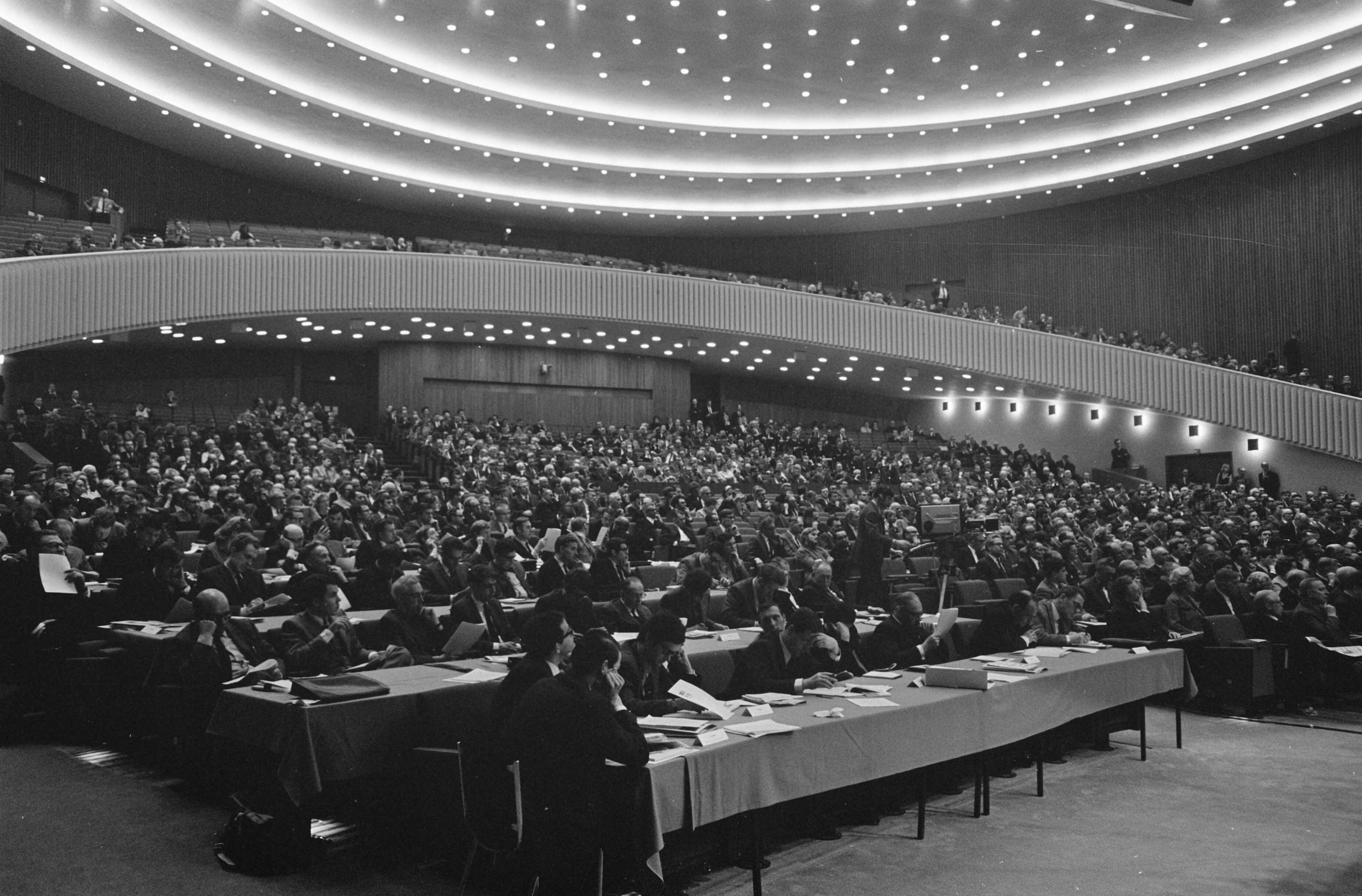 Fotocollectie Anefo — Congres Partij van de Arbeid Nederlands Congresgebouw Den Haag overzicht van zaal (Prins Willem Alexander zaal) — Foto: Evers, Joost / Anefo. Licentie: Set B: Rechtenvrij / Publiek Domein. Bron: Nationaal Archief. http://hdl.handle.net/10648/ab619d2a-d0b4-102d-bcf8-003048976d84