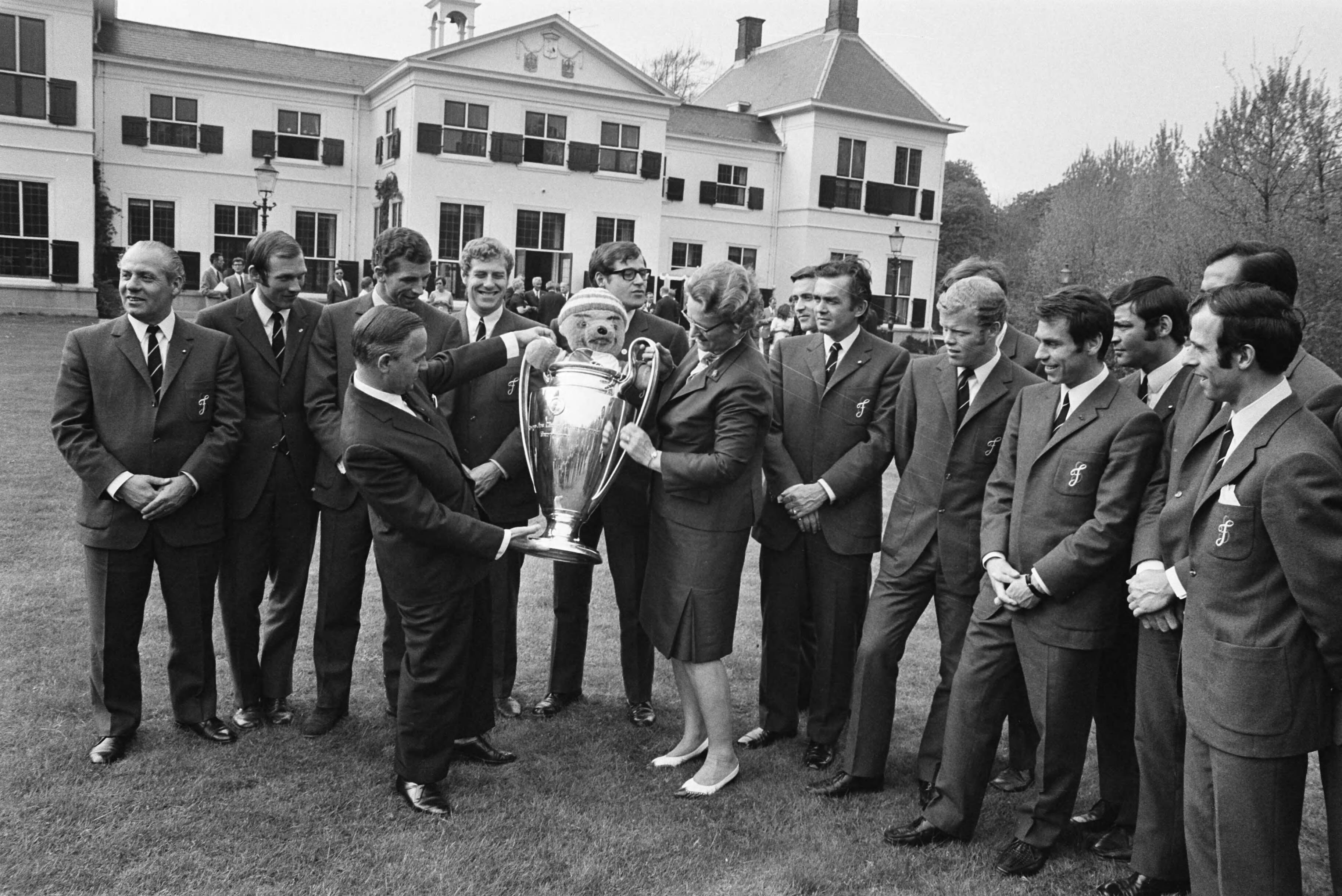 Fotocollectie Anefo — Elftal Feijenoord ontvangen op Catshuis, Den Haag ; Feijenoord in tuin met De Jong en Klompe — Foto: Evers, Joost / Anefo. Licentie: Set B: Rechtenvrij / Publiek Domein. Bron: Nationaal Archief. http://hdl.handle.net/10648/ab968bc0-d0b4-102d-bcf8-003048976d84