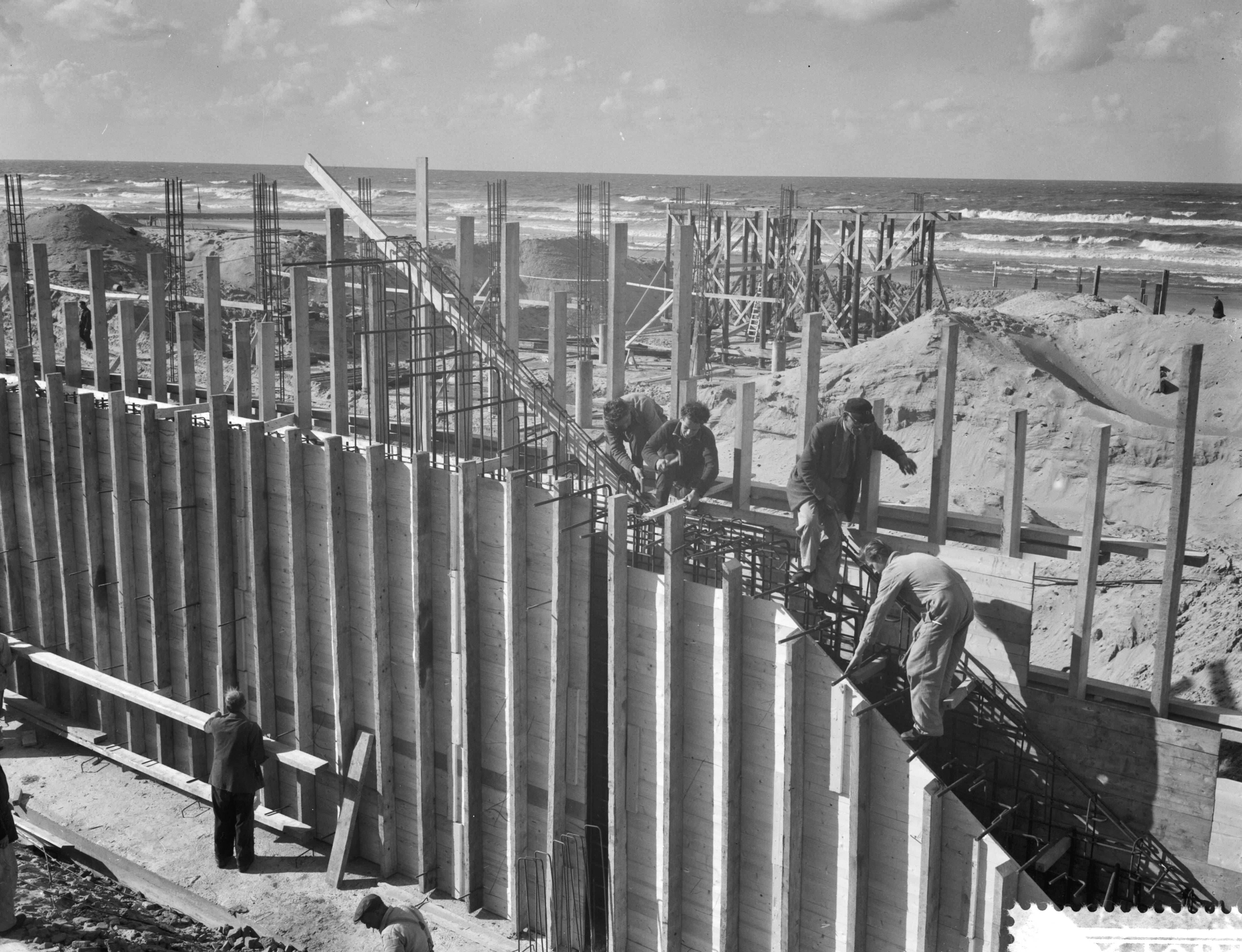 Fotocollectie Anefo — Werkzaamheden aan de pier te Scheveningen — Foto: Rossem, Wim van / Anefo. Licentie: Set B: Rechtenvrij / Publiek Domein. Bron: Nationaal Archief. http://hdl.handle.net/10648/a9a01750-d0b4-102d-bcf8-003048976d84