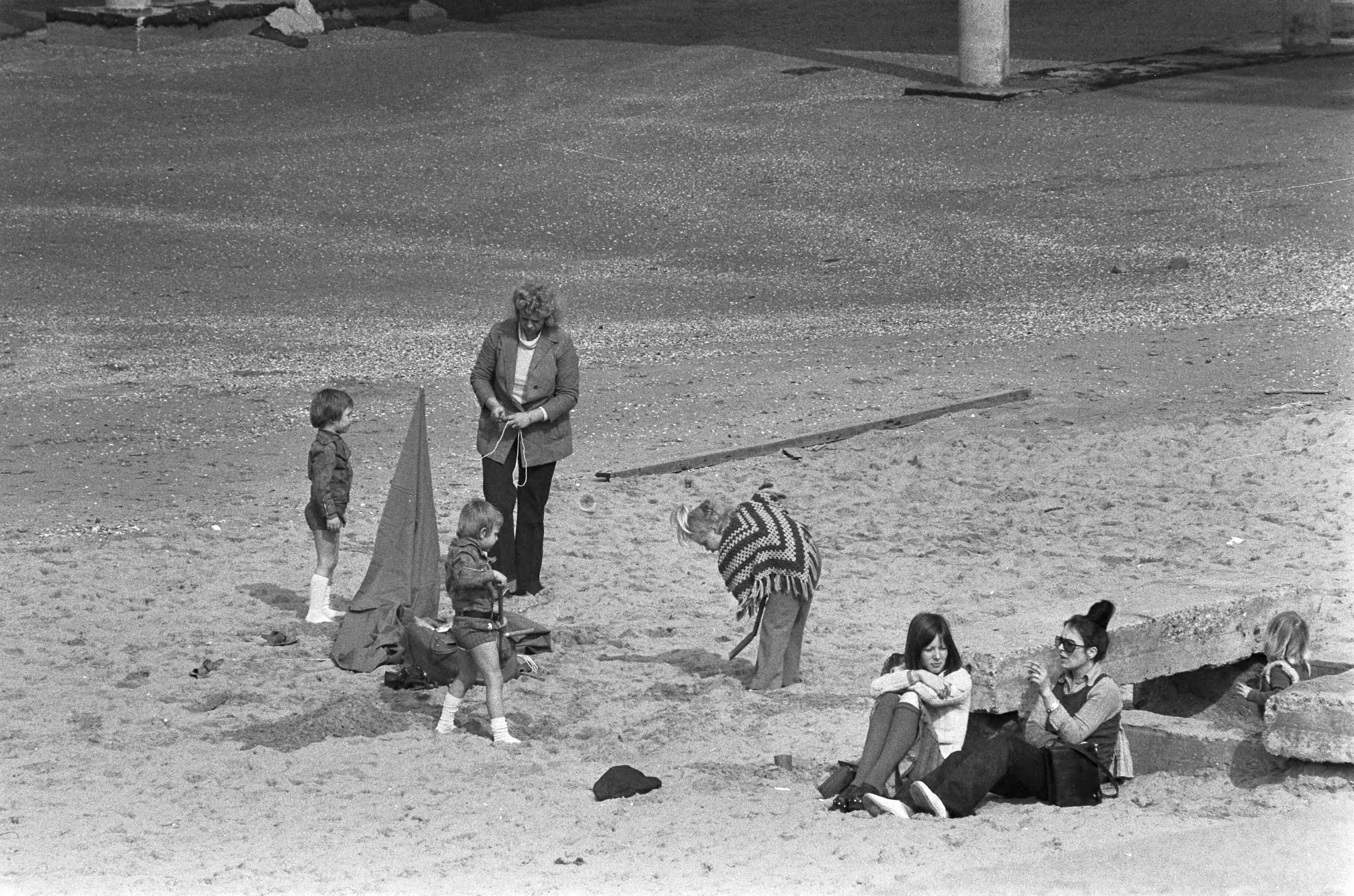 Fotocollectie Anefo — Mooi weer op strand Scheveningen, spelende kinderen op Scheveningse strand — Foto: Peters, Hans / Anefo. Licentie: Set B: Rechtenvrij / Publiek Domein. Bron: Nationaal Archief. http://hdl.handle.net/10648/ac46af32-d0b4-102d-bcf8-003048976d84
