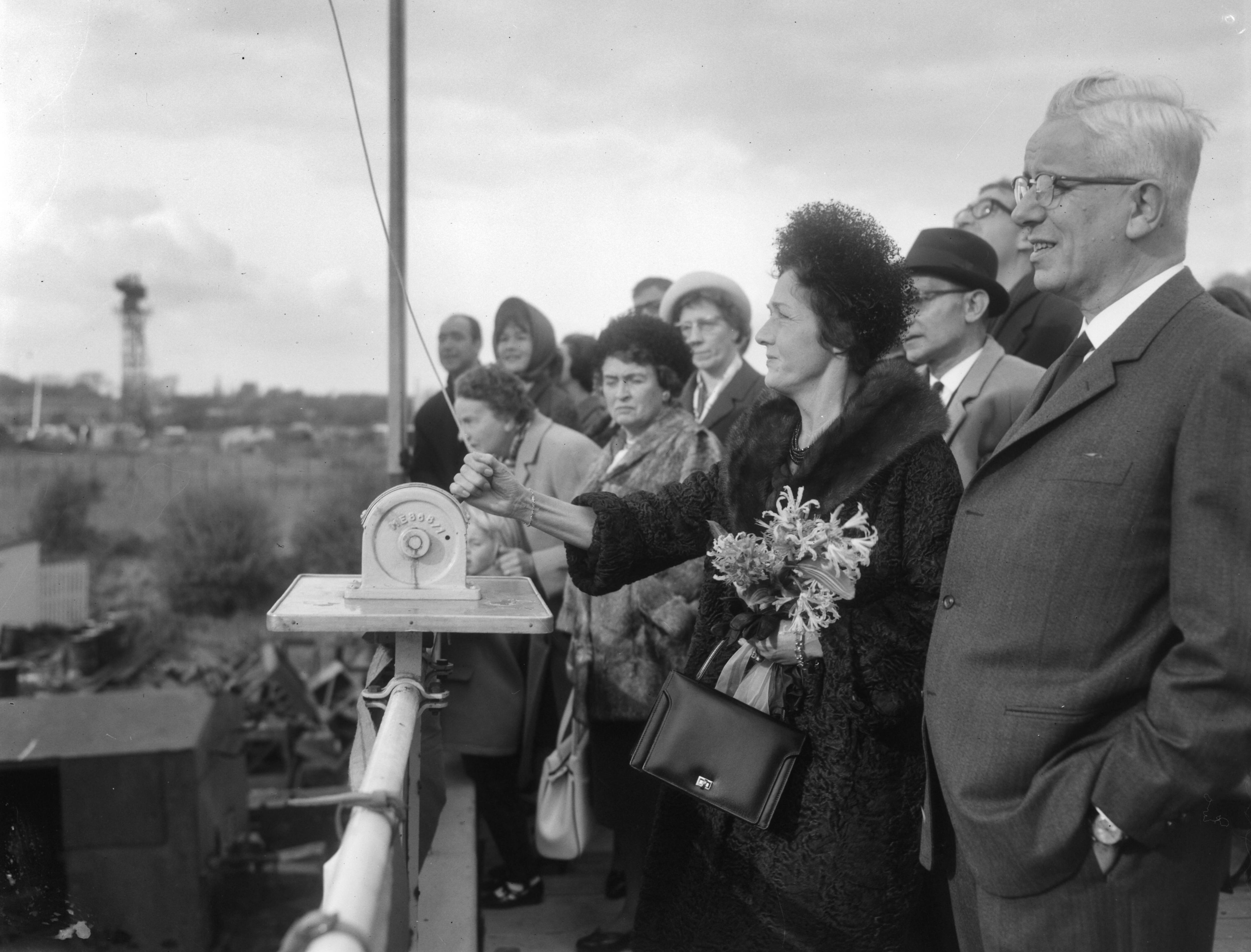 Tewaterlating van de motorcoaster Marietje Böhmer op de scheepswerf Achtersluispolder van de Zaanlandse Scheepsbouw Maatschappij Z.S.M. — Zaanstad|Noord-Holland|tewaterlatingen |scheepsbouw — Foto: Bilsen, Joop van / Anefo. Licentie: Set B: Rechtenvrij / Publiek Domein. Bron: Nationaal Archief. http://hdl.handle.net/10648/ab0263fa-d0b4-102d-bcf8-003048976d84