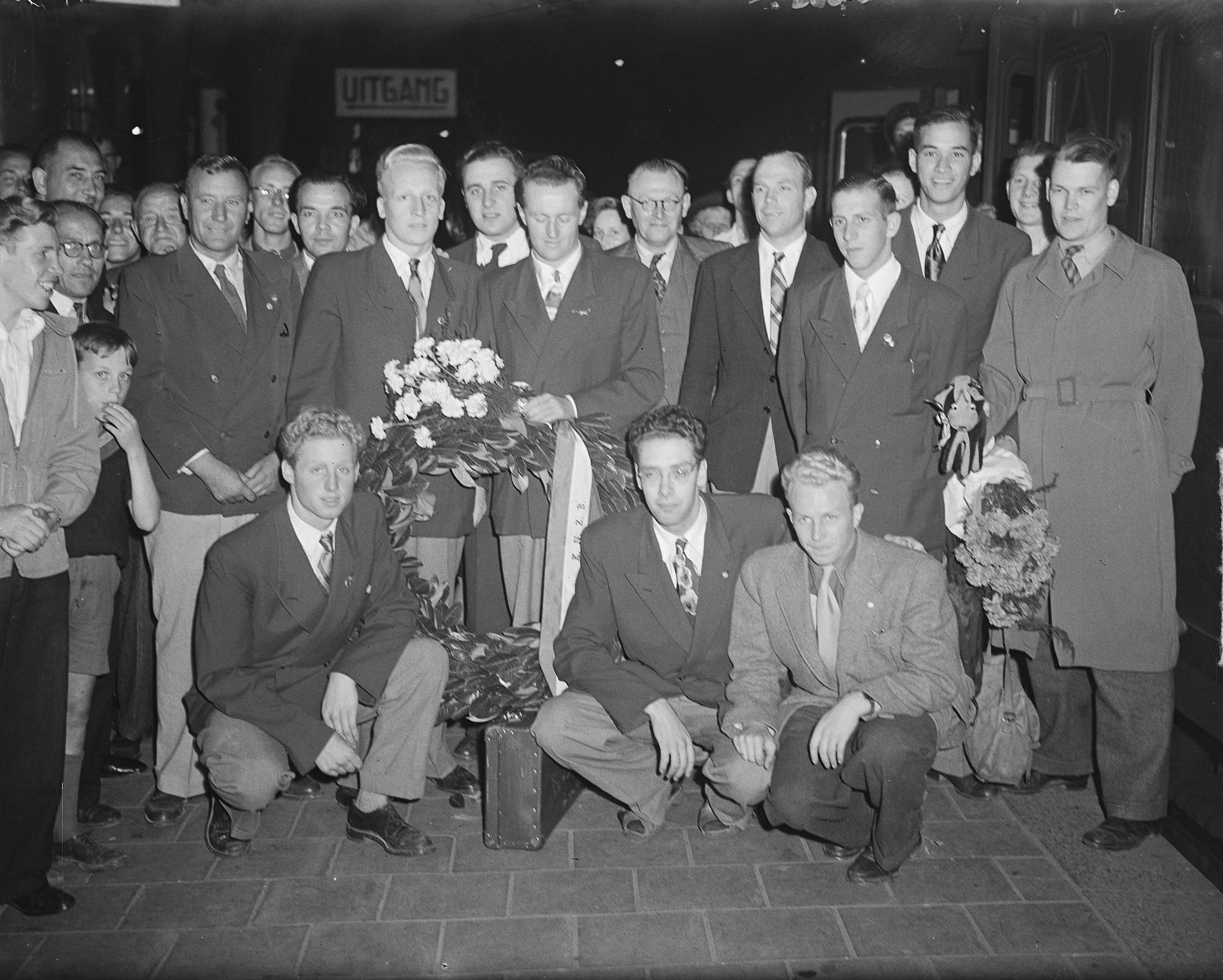 Fotocollectie Anefo — Nederlands Polozevental op Centraal Station Utrecht — Foto: Noske, J.D. / Anefo. Licentie: Set B: Rechtenvrij / Publiek Domein. Bron: Nationaal Archief. http://hdl.handle.net/10648/a8ce1d36-d0b4-102d-bcf8-003048976d84