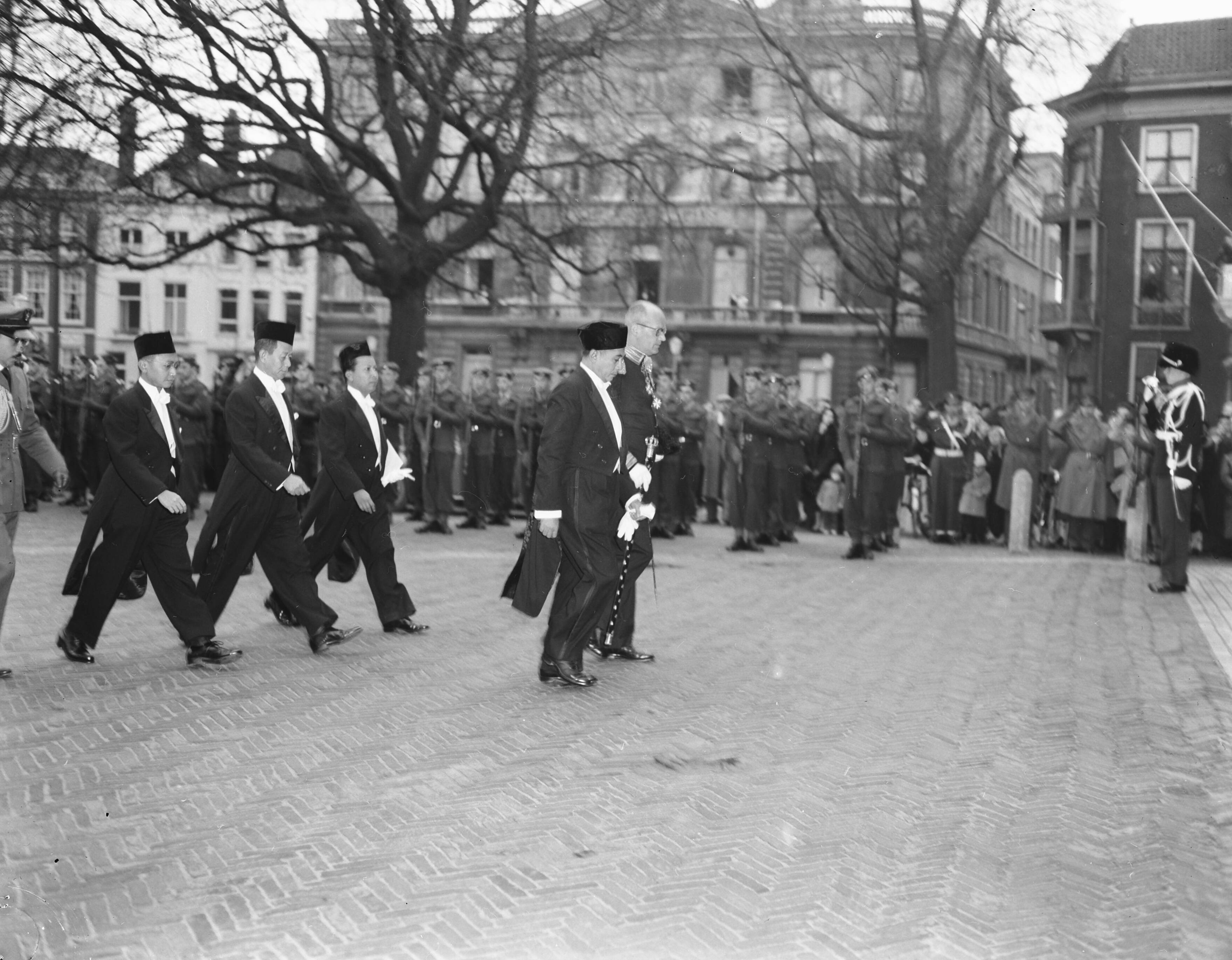 Fotocollectie Anefo — Aanbieding van zijn geloofsbrieven aan koningin Juliana door de ambassadeur van Indonesië, Oetoyo Ramelan — Foto: Pot, Harry / Anefo. Licentie: Set B: Rechtenvrij / Publiek Domein. Bron: Nationaal Archief. http://hdl.handle.net/10648/a93f3444-d0b4-102d-bcf8-003048976d84