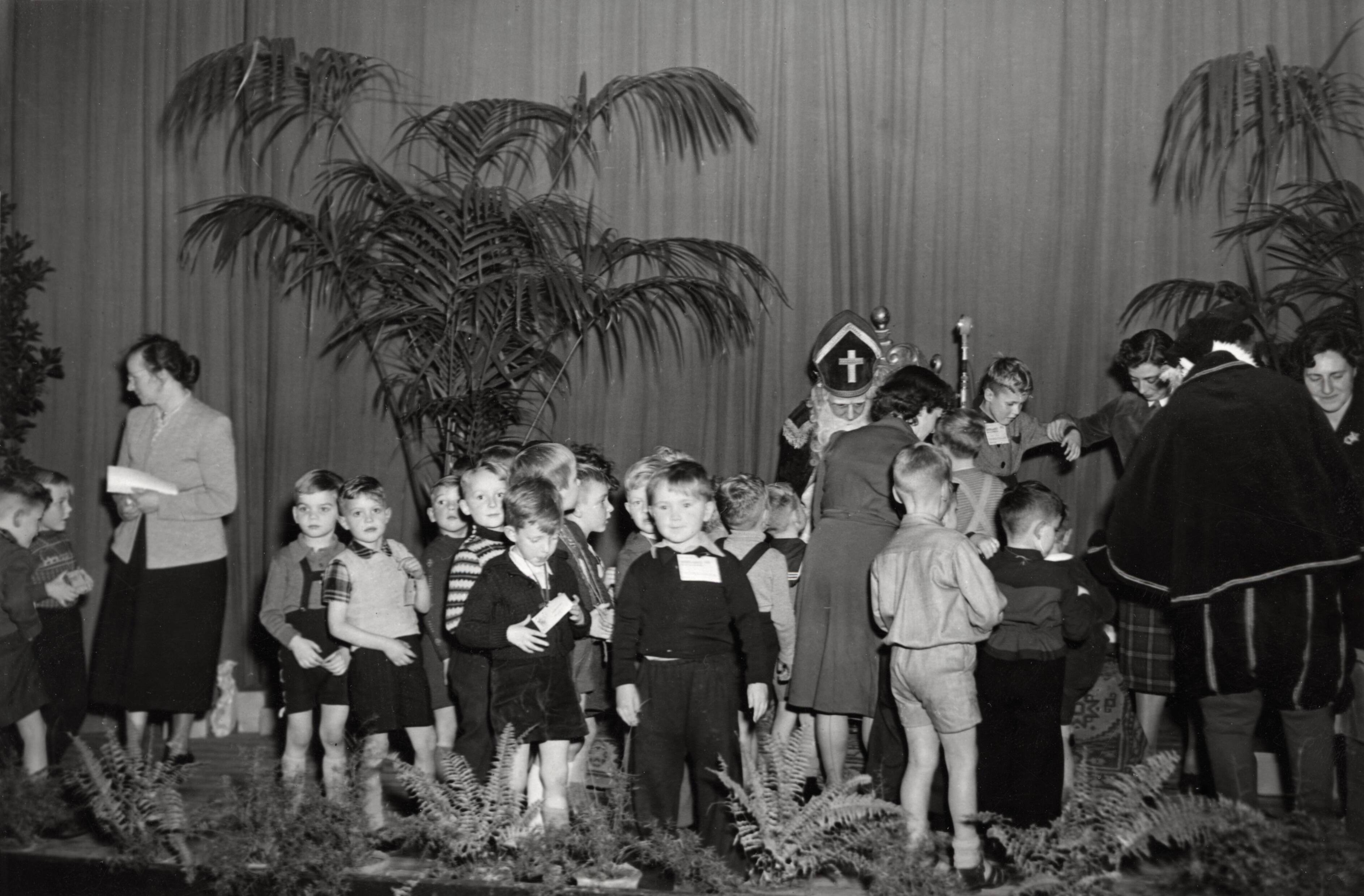 Collectie nader te bepalen — [Serie: Sinterklaasfeest N.V. De Spaarnestad] — Foto: Fotograaf Onbekend / Fotobureau onbekend / Spaarnestad Photo (05887). Licentie: Set B: Rechtenvrij / Publiek Domein. Bron: Nationaal Archief. http://hdl.handle.net/10648/35429da6-3e32-a382-e063-6df0900a6686