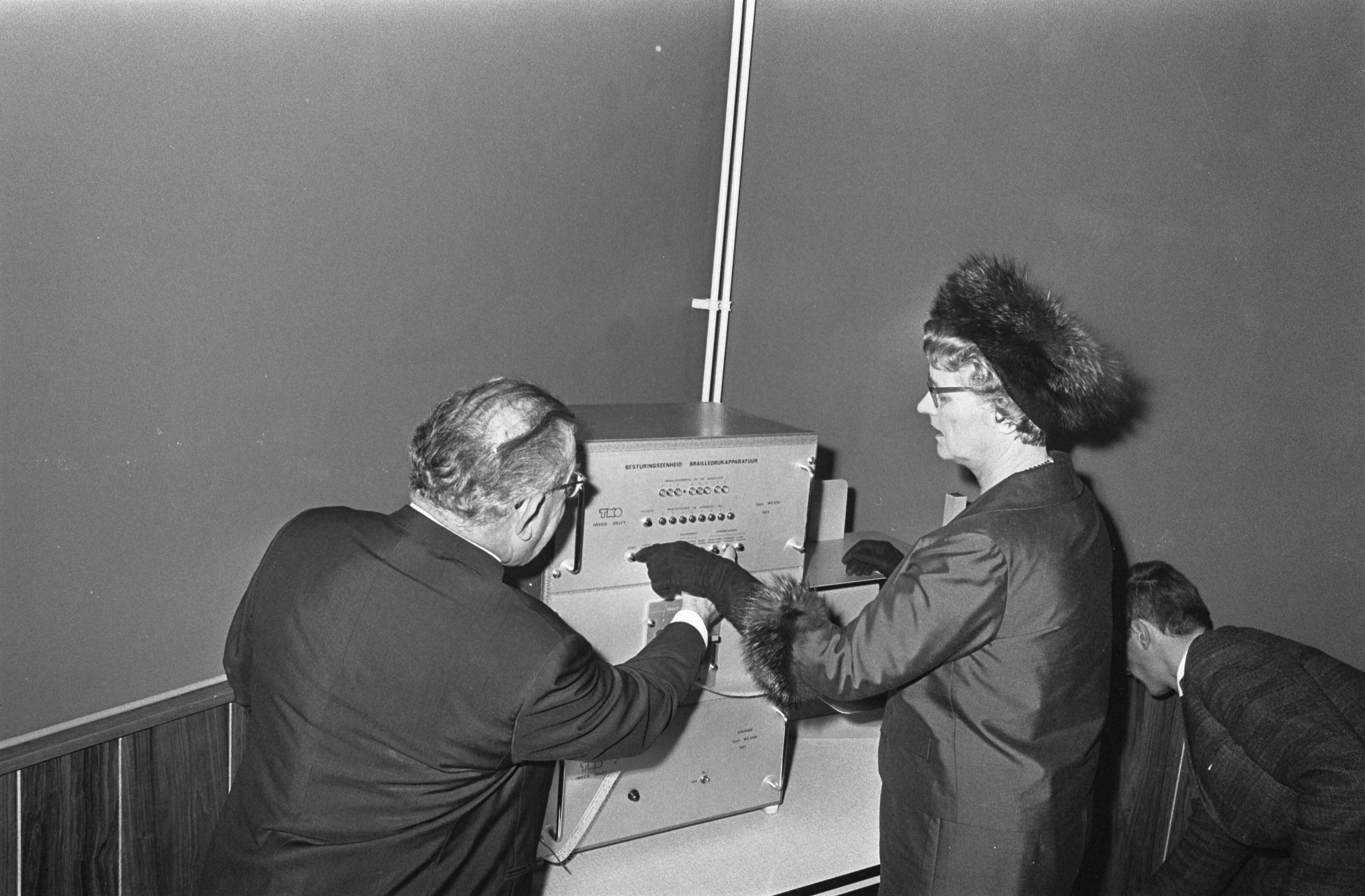 Fotocollectie Anefo — Minister Klompe braille drukmachine in Nederlandse Blindenbibliotheek in gebruik gesteld te Den Haag . Links dhr. J. C. W. Ouderksenwijngaard / — Foto: Koch, Eric / Anefo. Licentie: Set B: Rechtenvrij / Publiek Domein. Bron: Nationaal Archief. http://hdl.handle.net/10648/ab3bcadc-d0b4-102d-bcf8-003048976d84