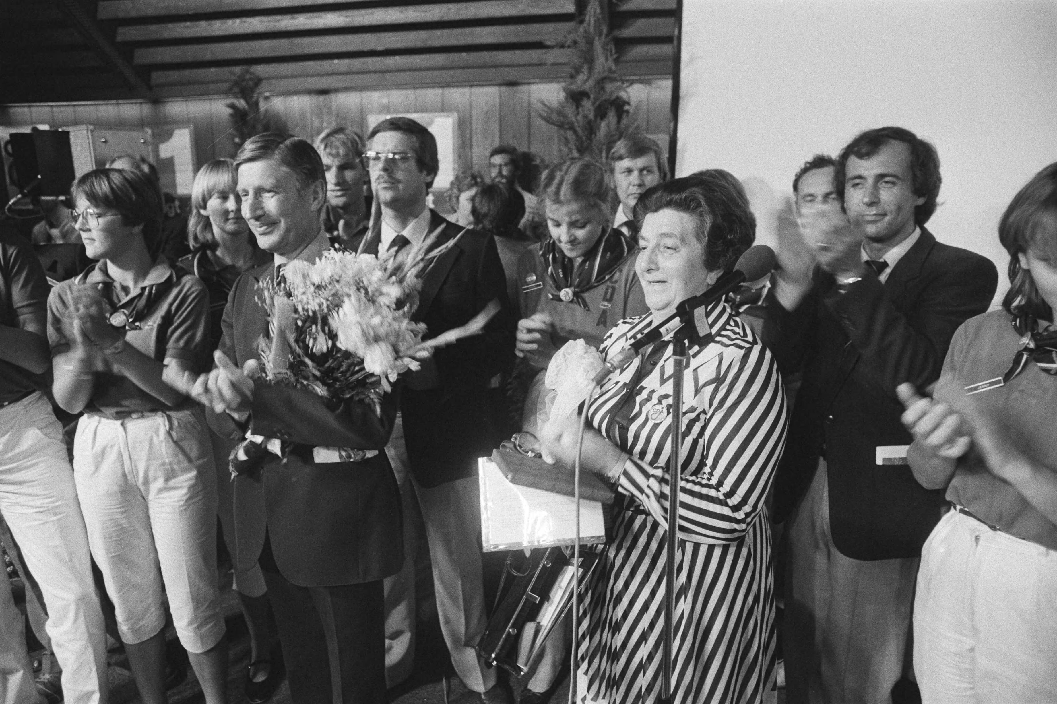 Fotocollectie Anefo — CDA-verkiezingscampagne in Gemeenschapshuis Den Domp in Haaren met o.a. uitreikingTyl Uylenspiegelprijs aan Van Agt door jongeren CVP — Foto: Croes, Rob C. / Anefo. Licentie: Set B: Rechtenvrij / Publiek Domein. Bron: Nationaal Archief. http://hdl.handle.net/10648/ad1d463c-d0b4-102d-bcf8-003048976d84
