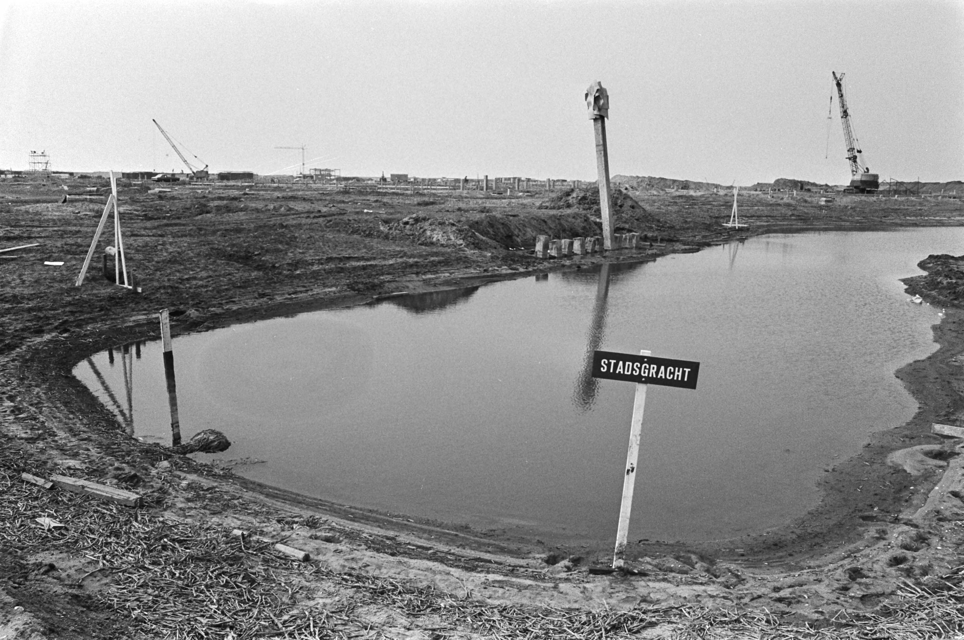 Fotocollectie Anefo — Bouw Almere in Flevopolder begonnen; aanleg van een stadsgracht — Foto: Mieremet, Rob / Anefo. Licentie: Set B: Rechtenvrij / Publiek Domein. Bron: Nationaal Archief. http://hdl.handle.net/10648/ac7f1f52-d0b4-102d-bcf8-003048976d84