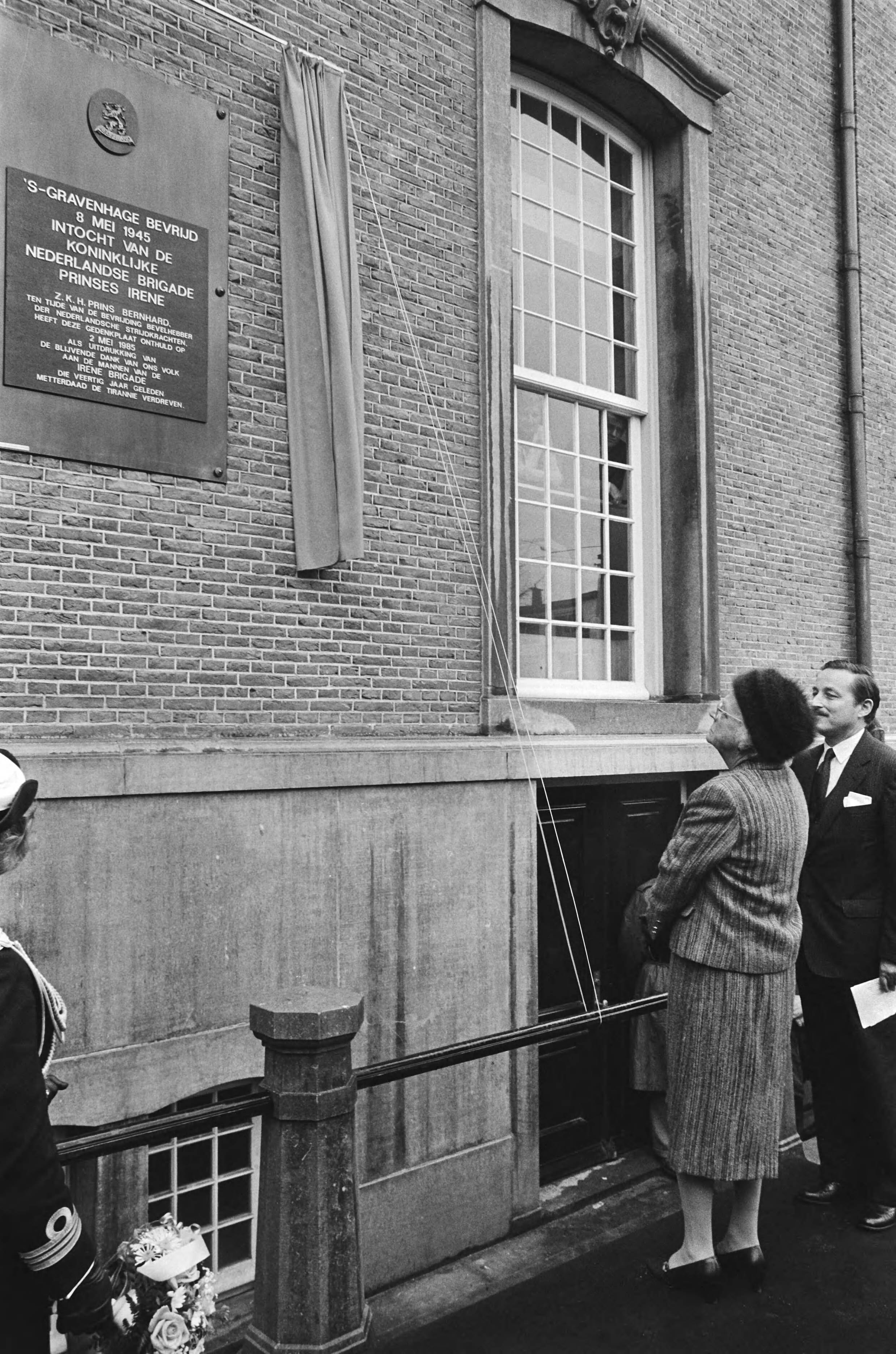Fotocollectie Anefo — Den Haag , Prinses Juliana bij herdenking binnentrekken Prinses Irenebrigade 40 jaar geleden; Prinses Juliana onthult plaquette — Foto: Croes, Rob C. / Anefo. Licentie: Set B: Rechtenvrij / Publiek Domein. Bron: Nationaal Archief. http://hdl.handle.net/10648/ad461cc4-d0b4-102d-bcf8-003048976d84