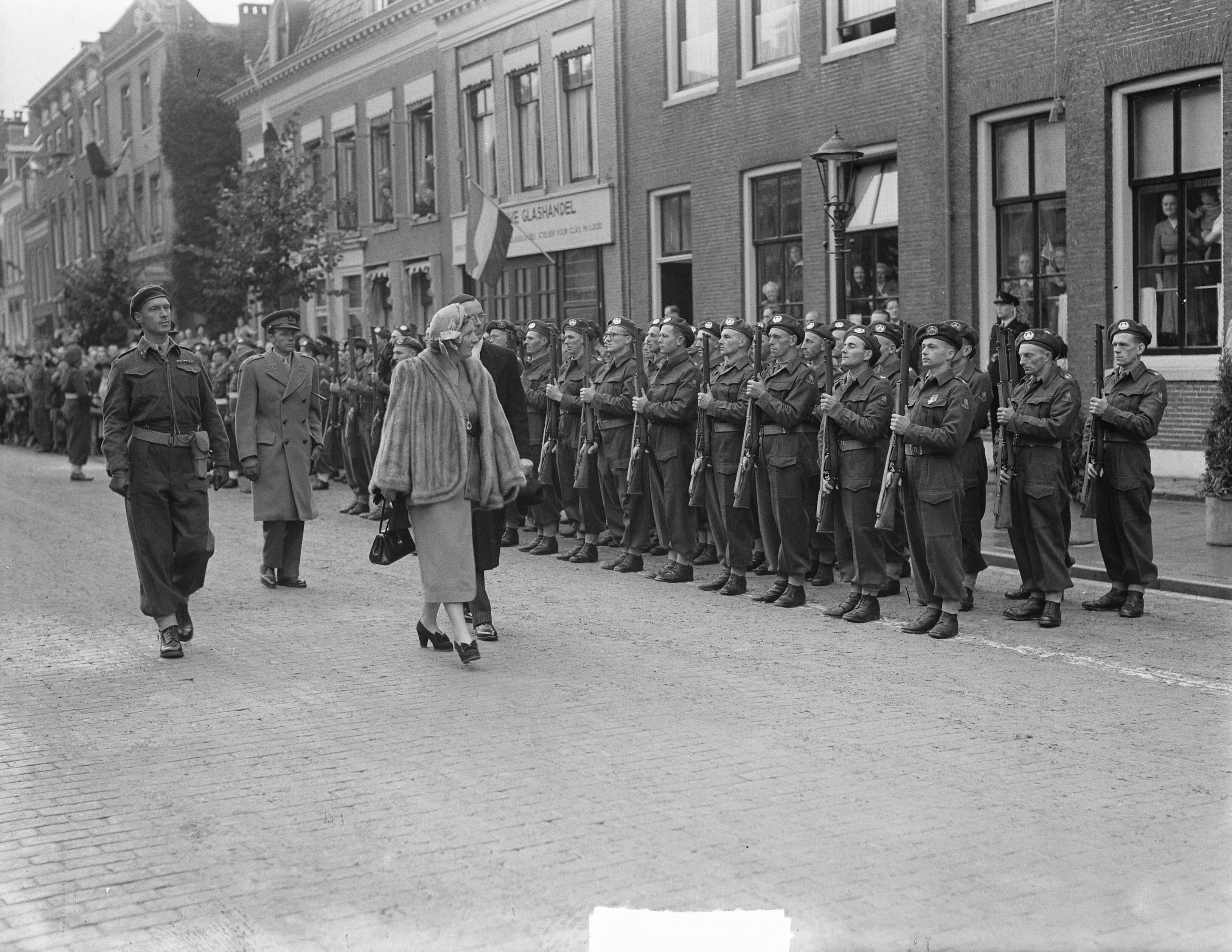 Koninklijk bezoek aan Friesland (1950) — Koninklijk bezoek Friesland. Inspectie Nationale Reserve te Leeuwarden — Foto: Noske, J.D. / Anefo. Licentie: Set B: Rechtenvrij / Publiek Domein. Bron: Nationaal Archief. http://hdl.handle.net/10648/a8dfb94c-d0b4-102d-bcf8-003048976d84