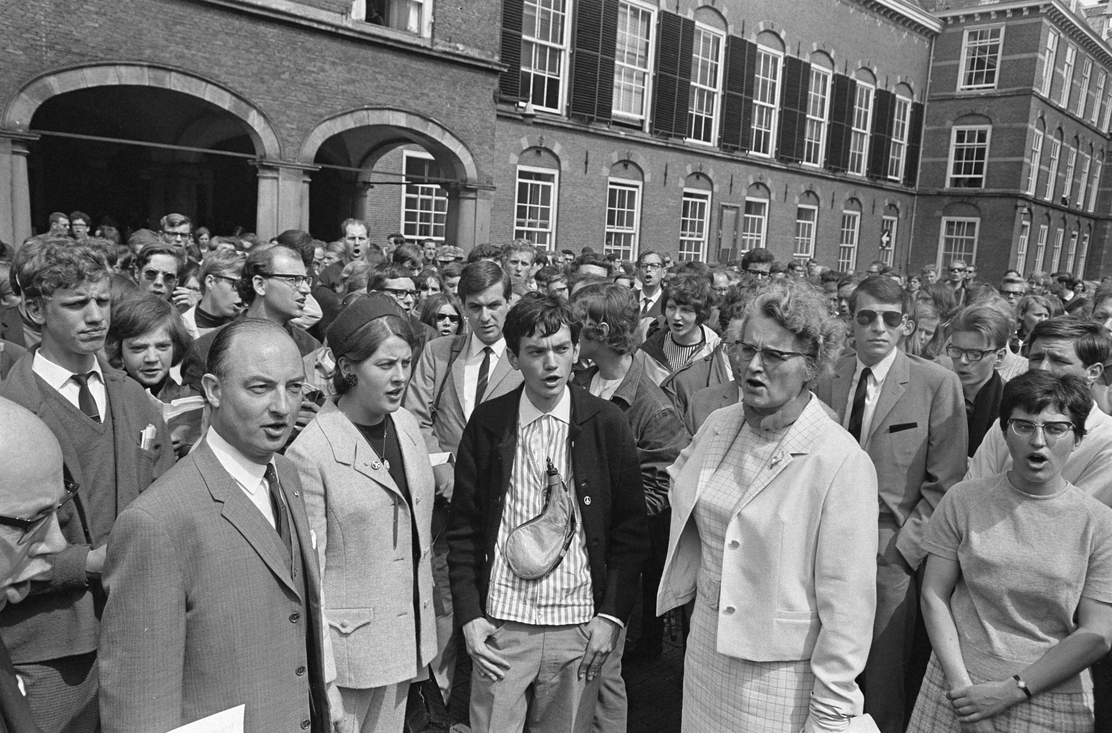 Fotocollectie Anefo — Vredesmars van Rotterdam naar Den Haag , op het Binnenhof — Foto: Kroon, Ron / Anefo. Licentie: Set B: Rechtenvrij / Publiek Domein. Bron: Nationaal Archief. http://hdl.handle.net/10648/ab18fe8a-d0b4-102d-bcf8-003048976d84