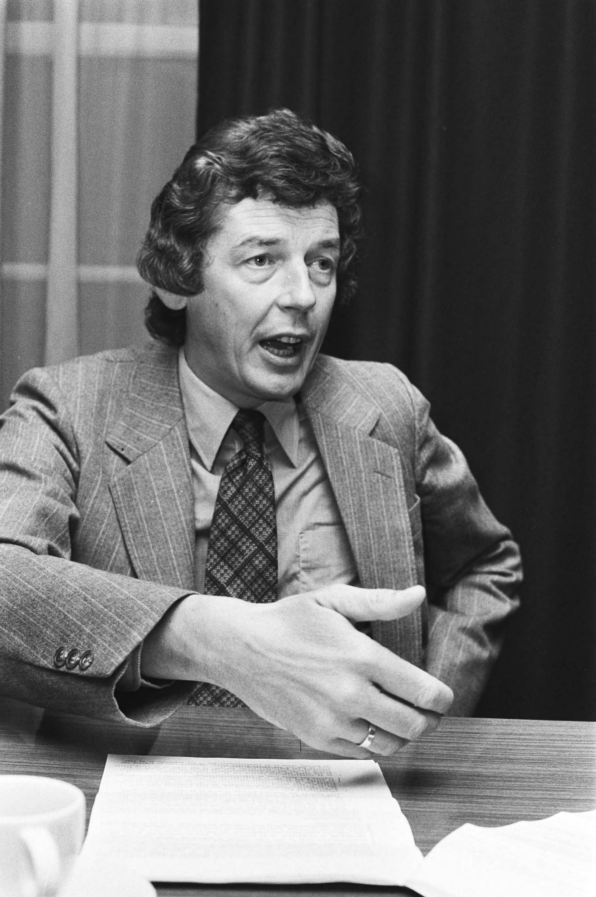 Fotocollectie Anefo — Persconferentie FNV over "Bestek81" in Den Haag ; FNV-voorzitter Wim Kok — Foto: Verhoeff, Bert / Anefo. Licentie: Set B: Rechtenvrij / Publiek Domein. Bron: Nationaal Archief. http://hdl.handle.net/10648/acbbd4b0-d0b4-102d-bcf8-003048976d84