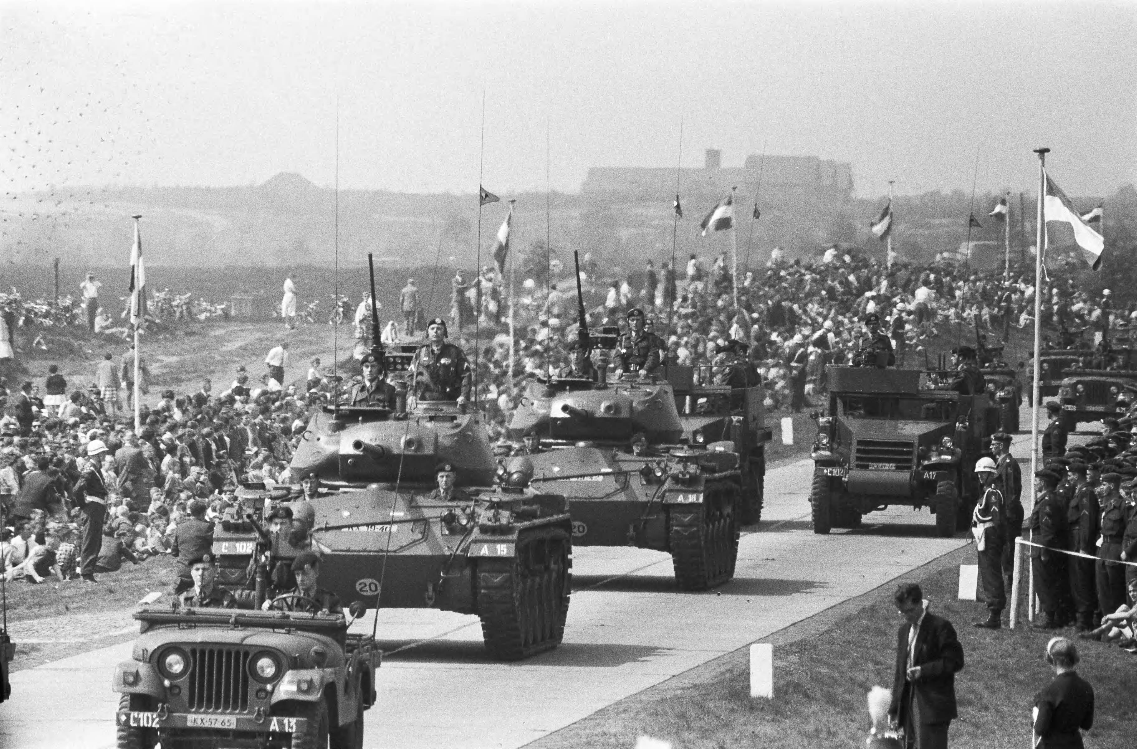 Fotocollectie Anefo — Militaire parade bij Ede voor koningin Juliana en prins Bernhard — Foto: Pot, Harry / Anefo. Licentie: Set B: Rechtenvrij / Publiek Domein. Bron: Nationaal Archief. http://hdl.handle.net/10648/a9ae0a5e-d0b4-102d-bcf8-003048976d84
