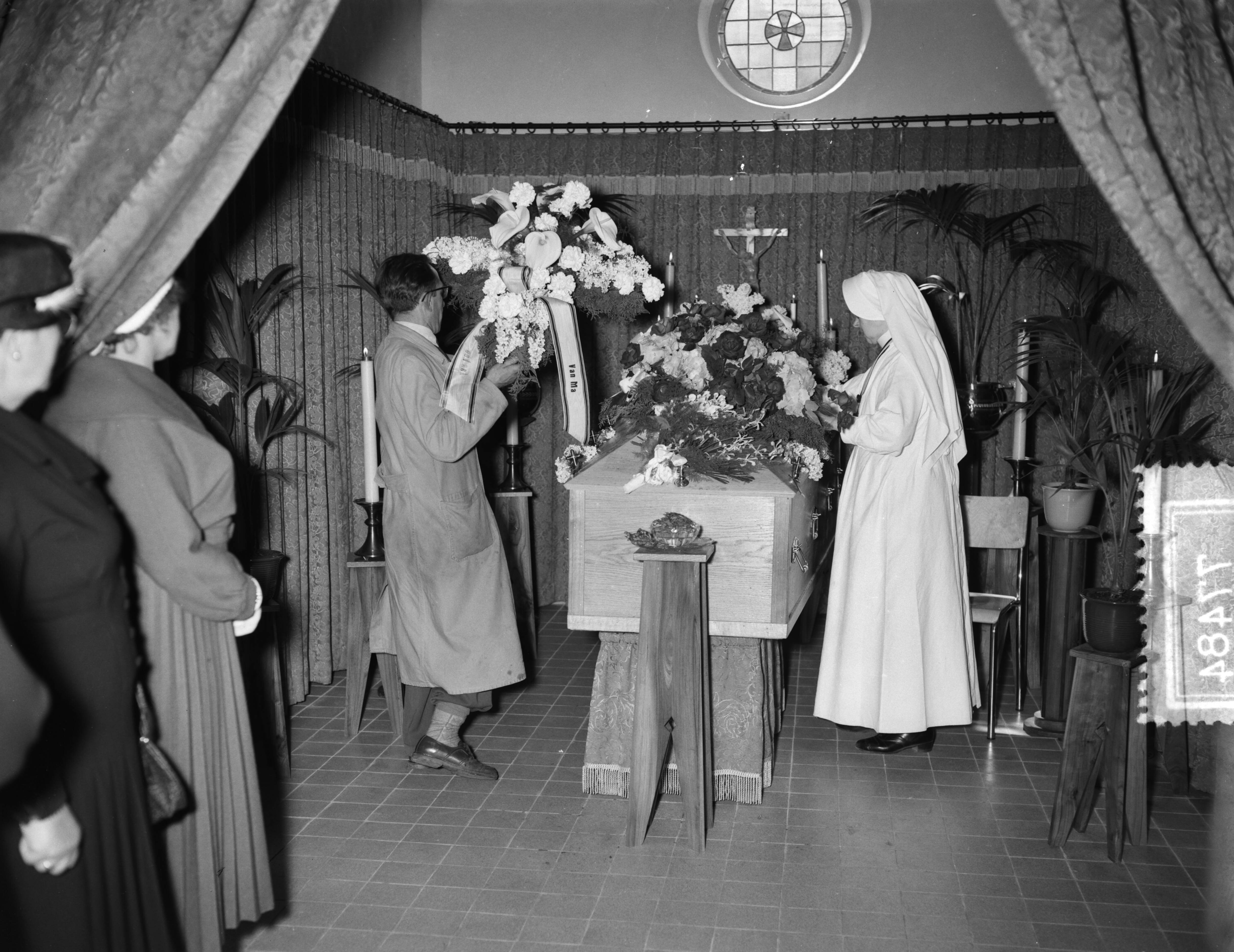 Fotocollectie Anefo — Leon Jungschläger opgebaard in een Chapelle Ardente te Maastricht — Foto: Rossem, Wim van / Anefo. Licentie: Set B: Rechtenvrij / Publiek Domein. Bron: Nationaal Archief. http://hdl.handle.net/10648/a9479d28-d0b4-102d-bcf8-003048976d84