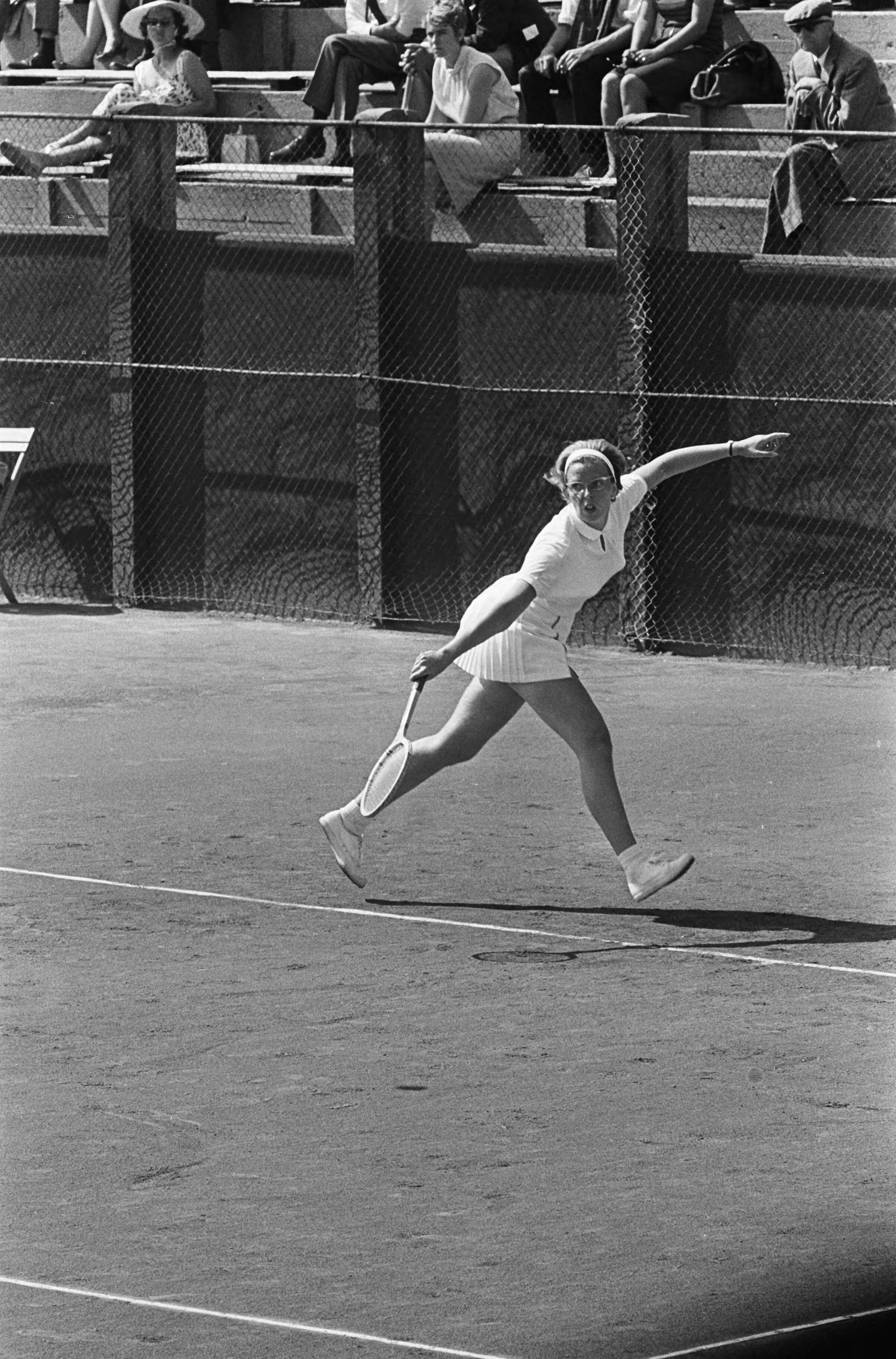 Fotocollectie Anefo — Nederlandse tenniskampioenschappen op de METS-banen. Jenny Ridderhof-Seven in actie — Foto: Koch, Eric / Anefo. Licentie: Set B: Rechtenvrij / Publiek Domein. Bron: Nationaal Archief. http://hdl.handle.net/10648/aaba9890-d0b4-102d-bcf8-003048976d84