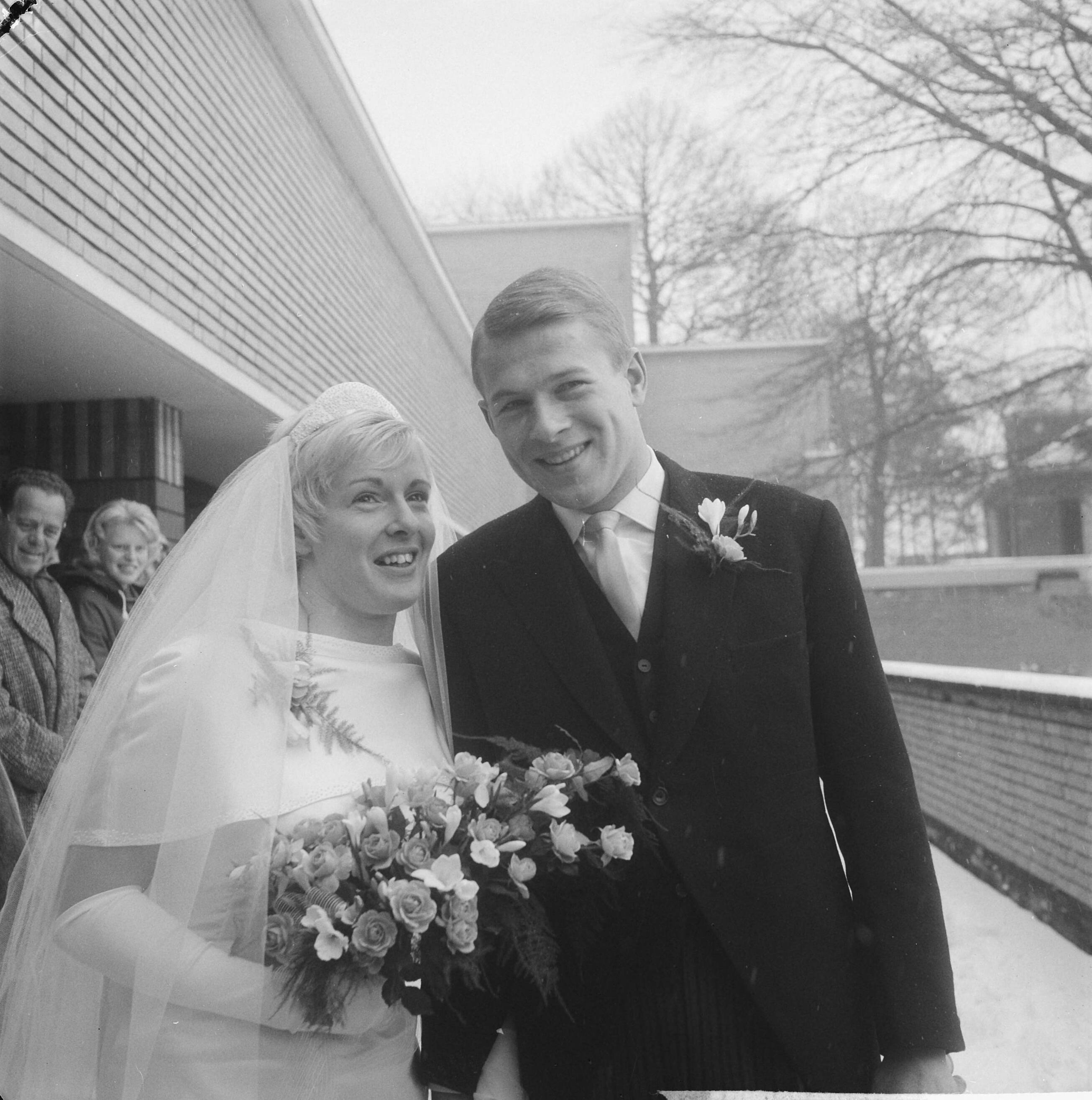 Fotocollectie Anefo — Huwelijk van marathonzwemster Mary Kok (22) met zwemtrainer Kees Oudegeest (27) te Hilversum — Foto: Pot, Harry / Anefo. Licentie: Set B: Rechtenvrij / Publiek Domein. Bron: Nationaal Archief. http://hdl.handle.net/10648/aa242ad6-d0b4-102d-bcf8-003048976d84