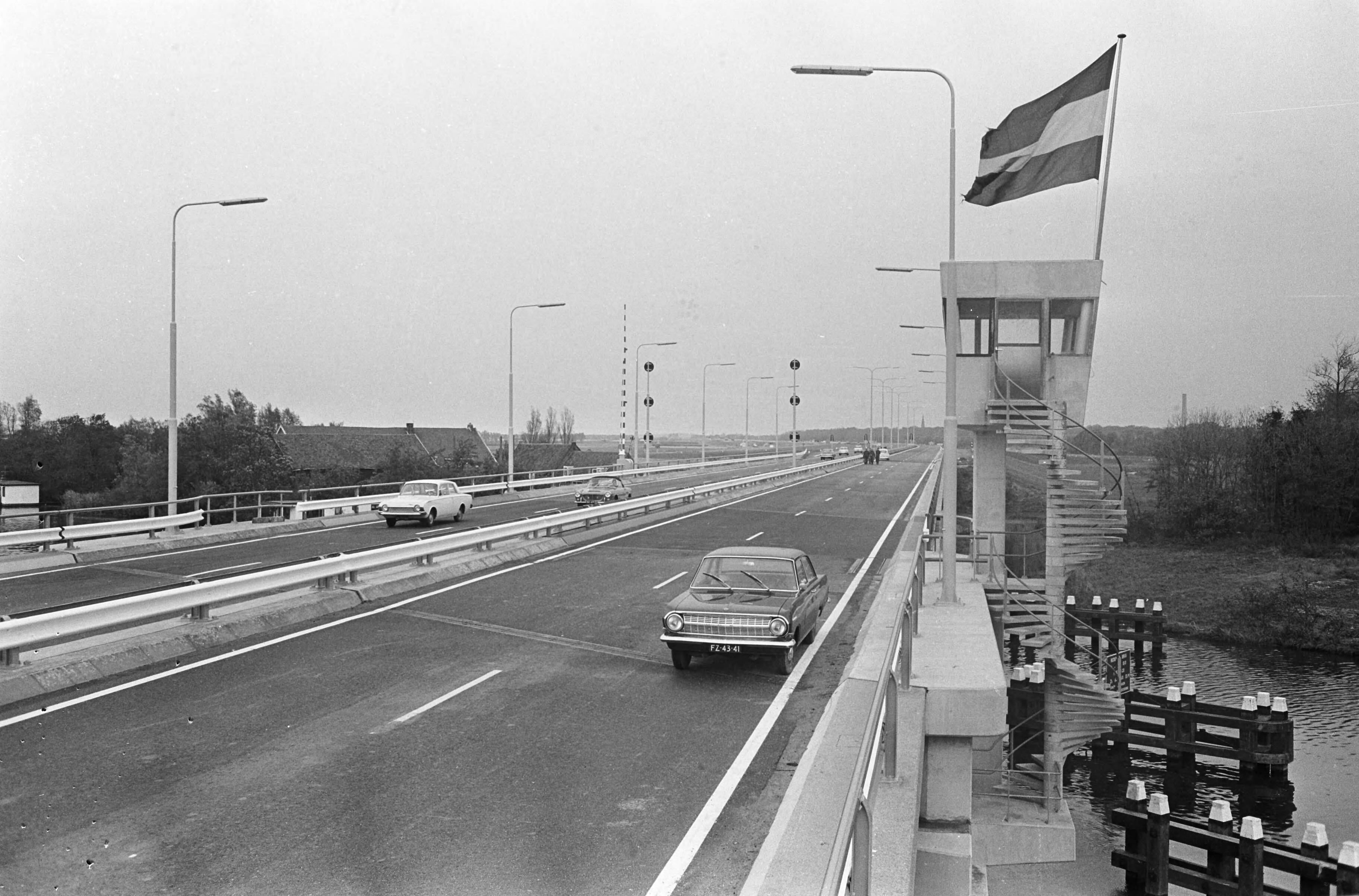 Autosnelweg (N44) tussen Den Haag en Amsterdam verbeterd — De flessenhals bij de Haagse Schouw — Foto: Fotograaf Onbekend / Anefo. Licentie: Set B: Rechtenvrij / Publiek Domein. Bron: Nationaal Archief. http://hdl.handle.net/10648/ab01ad2a-d0b4-102d-bcf8-003048976d84